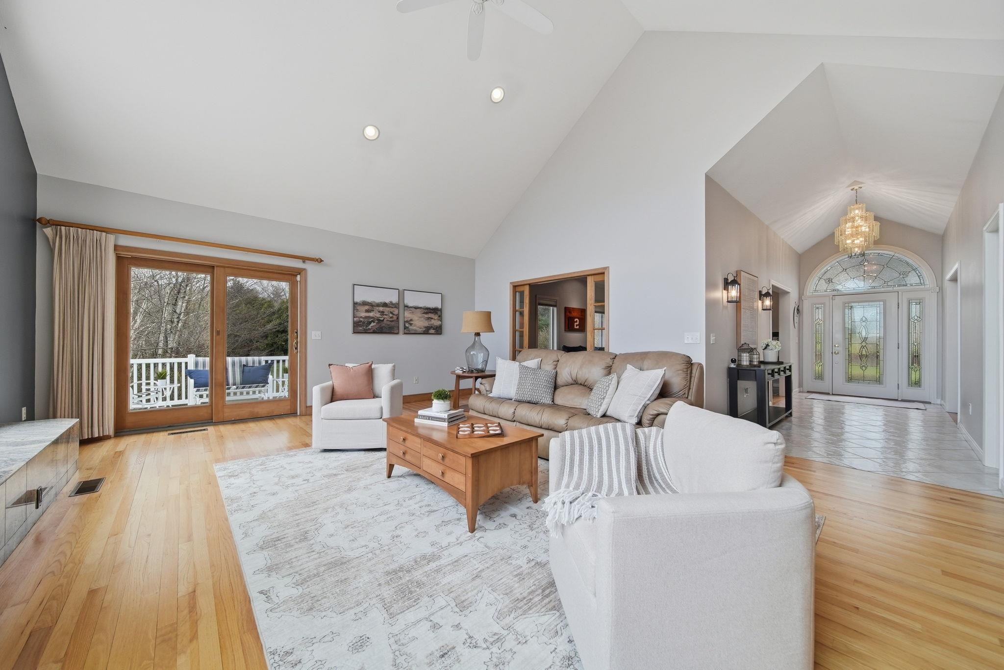 8 Ledgewood Dr, Londonderry, NH 03053