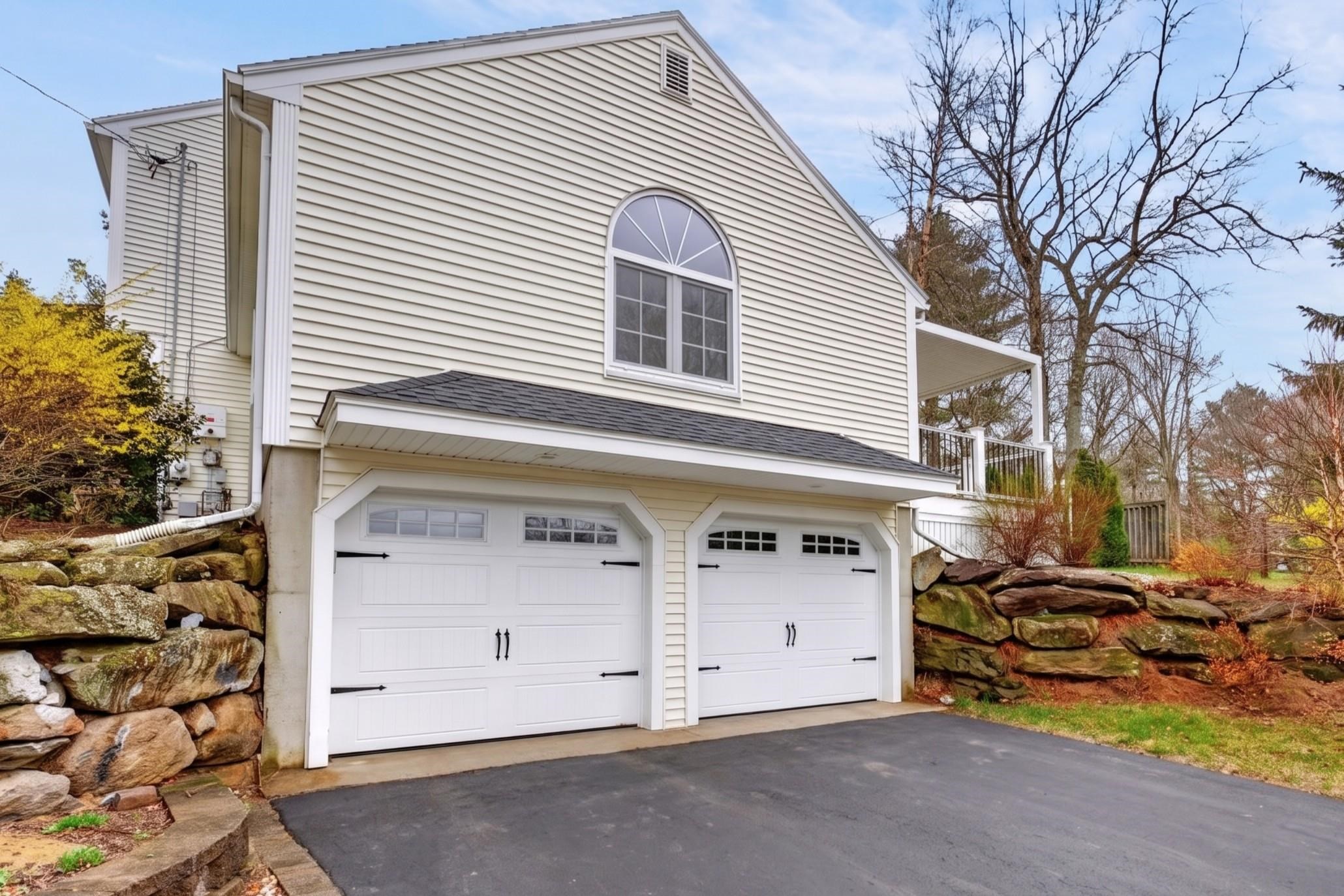 2 Windsor Dr, Litchfield, NH 03052