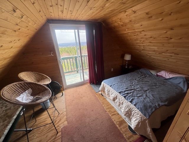East bedroom w/ balcony