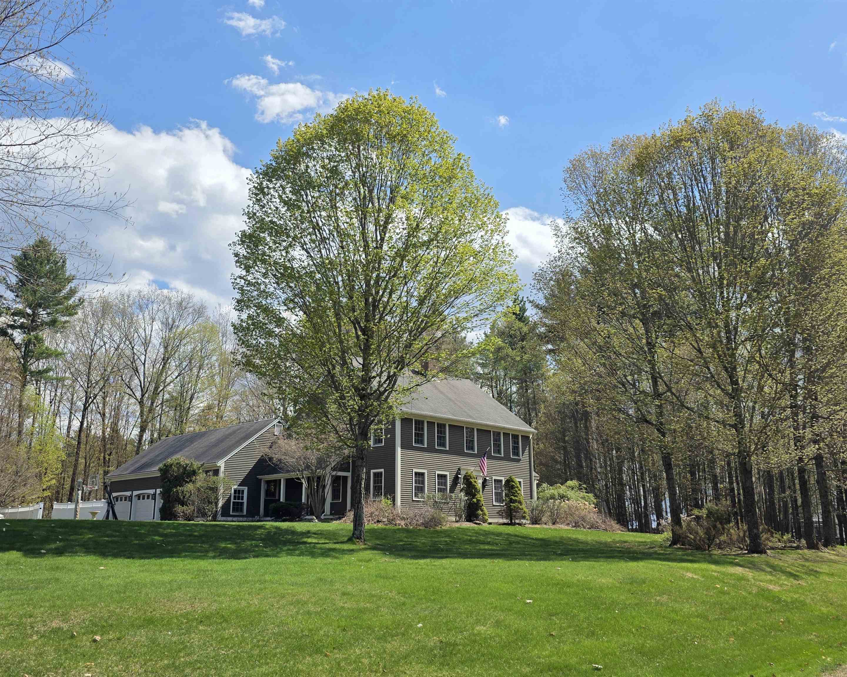 62 Elizabeth Ln, Hopkinton, NH 03229