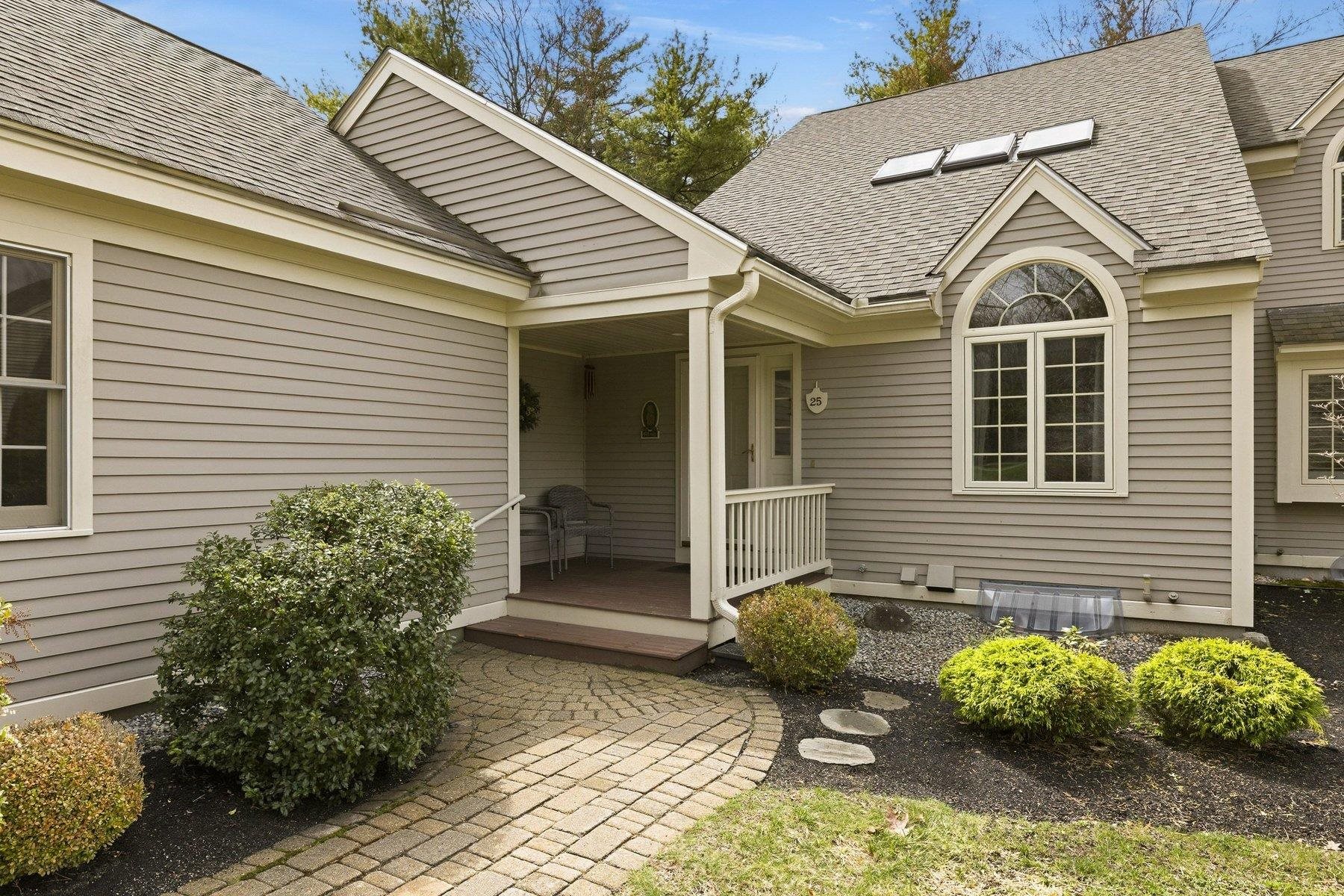 25 Peninsula Dr, Stratham, NH 03885