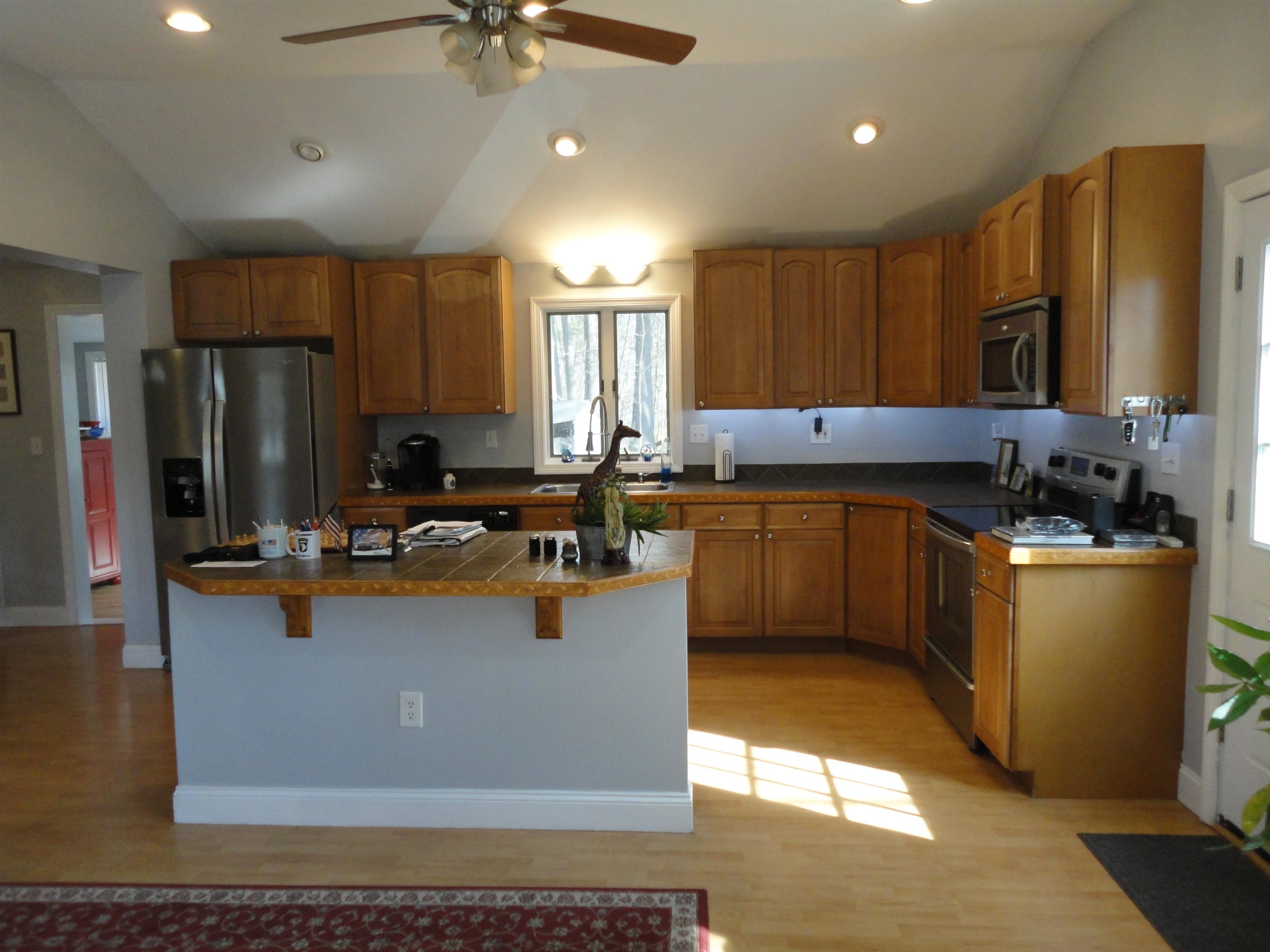 13 Hall Rd, Londonderry, NH 03053