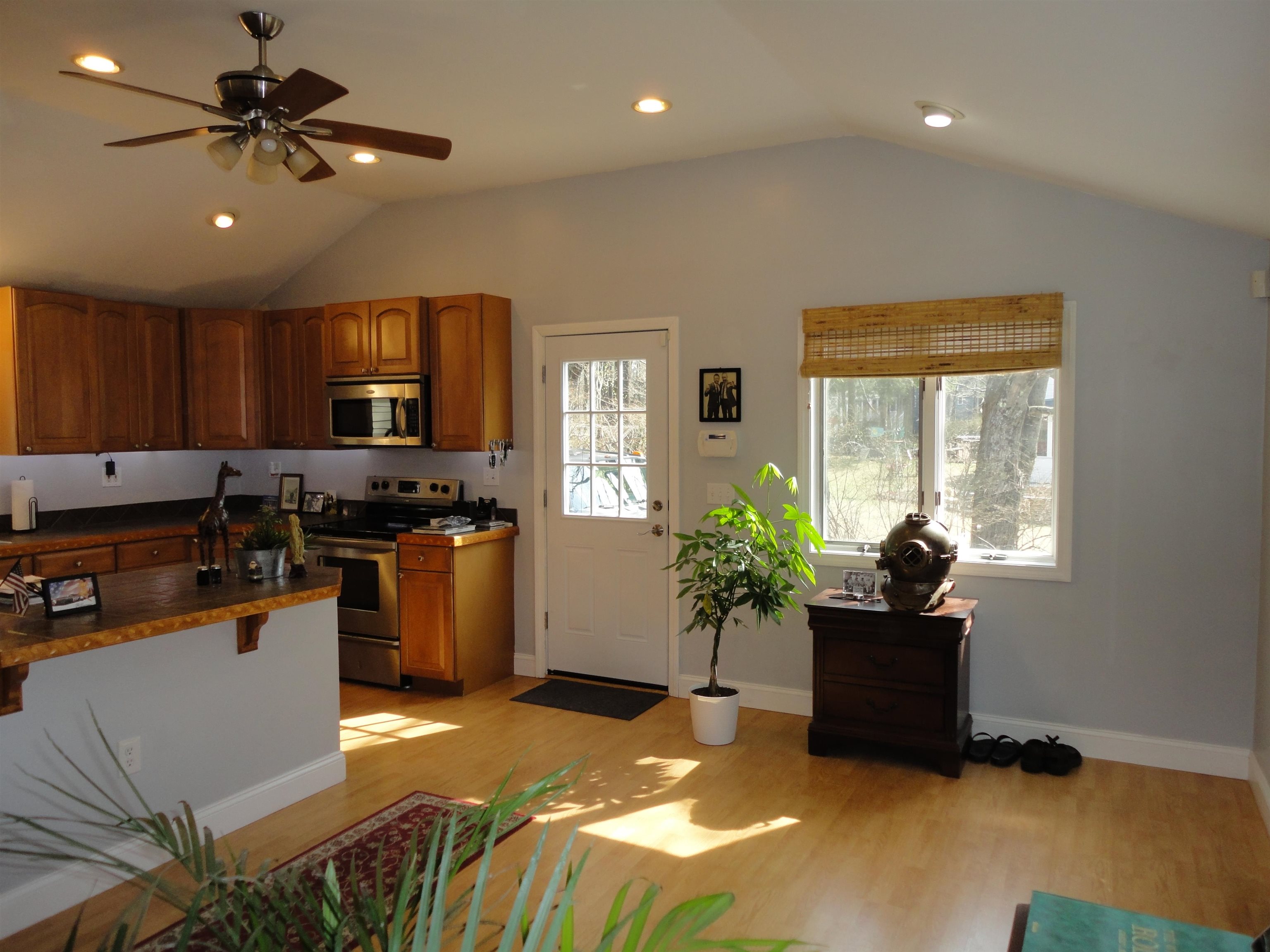 13 Hall Rd, Londonderry, NH 03053