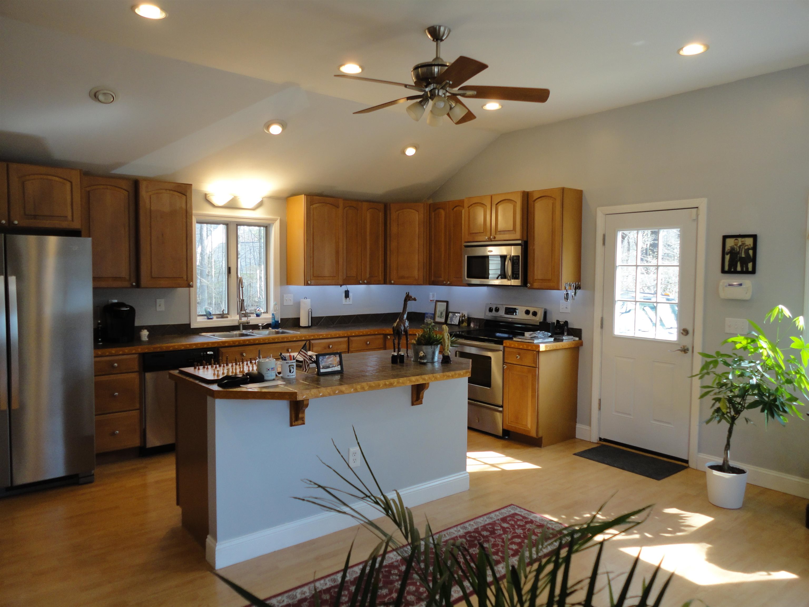 13 Hall Rd, Londonderry, NH 03053