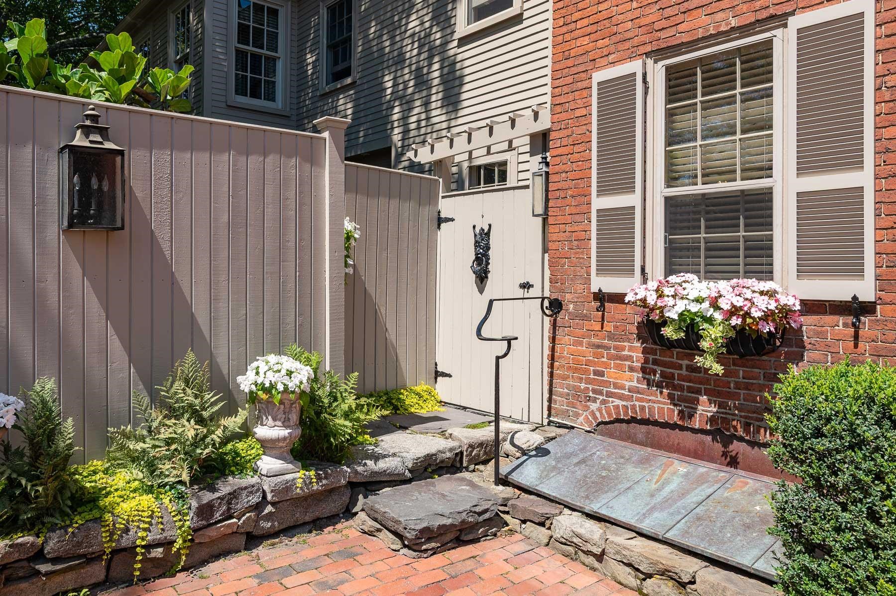 20 Atkinson St, Portsmouth, NH 03801