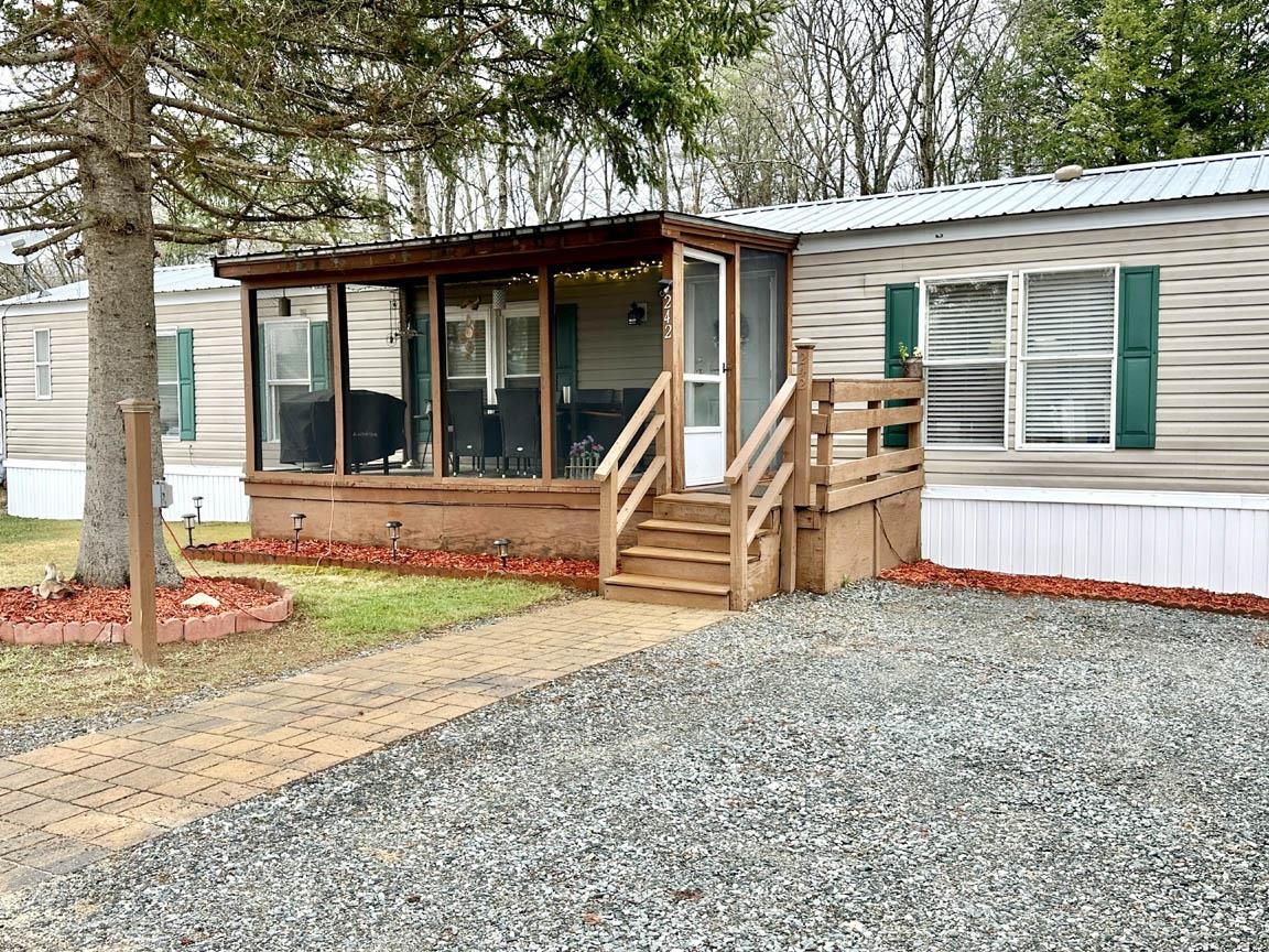 242 Riverside Dr, Campton, NH 03223