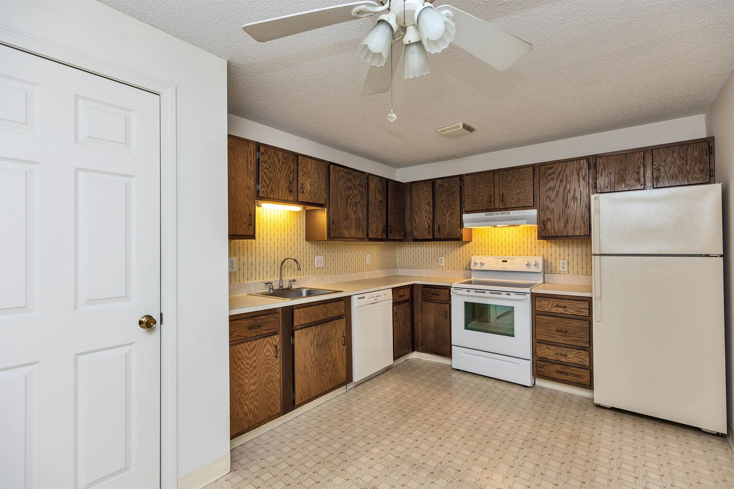 1 Northbrook Dr, Manchester, NH 03102