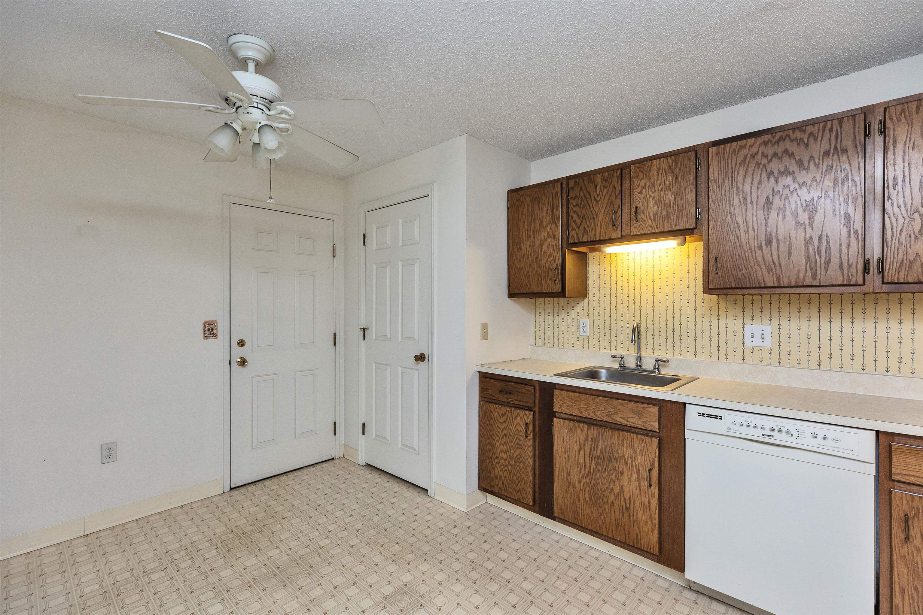 1 Northbrook Dr, Manchester, NH 03102