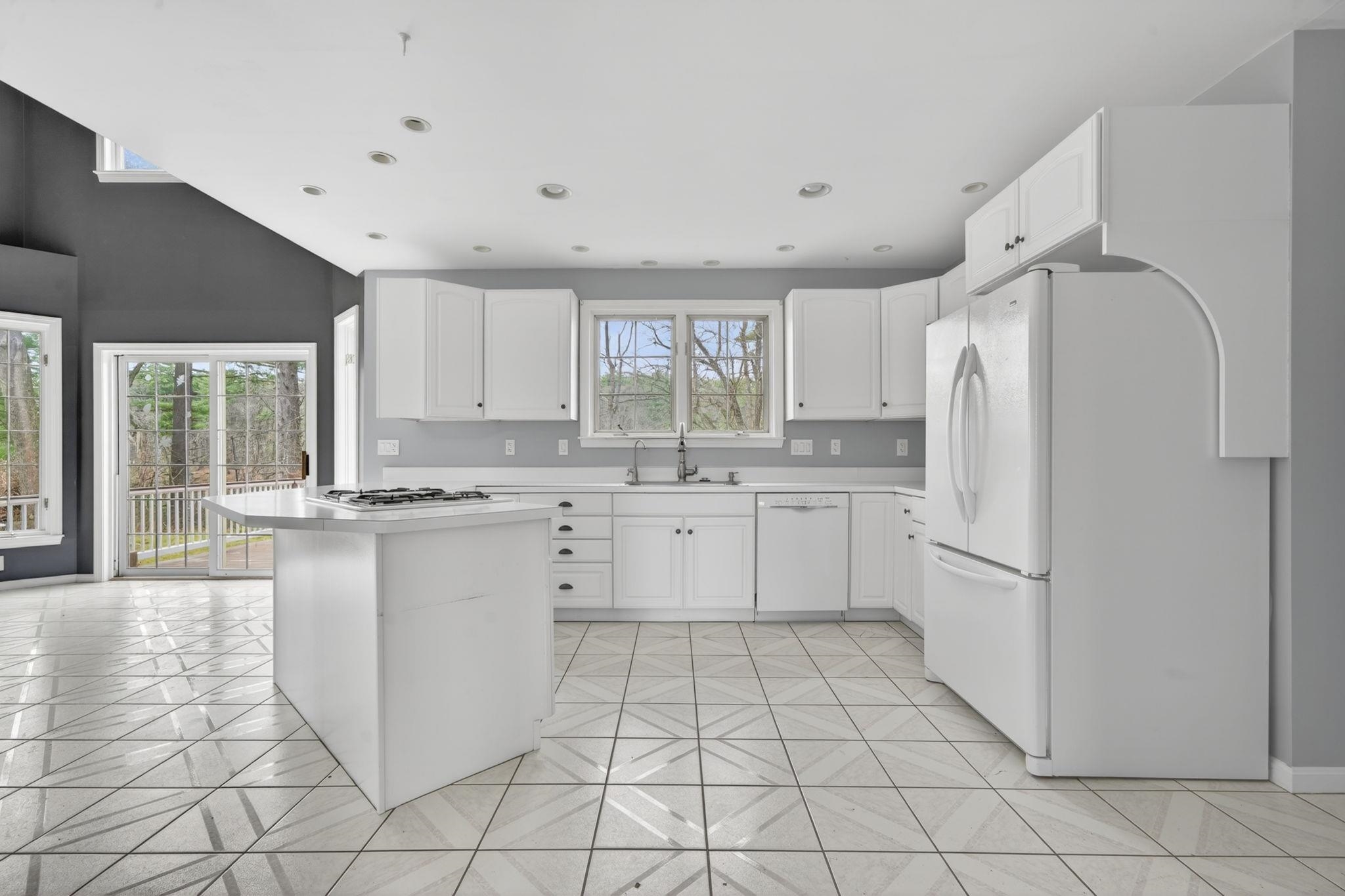 12 Leclair Dr, Hudson, NH 03051