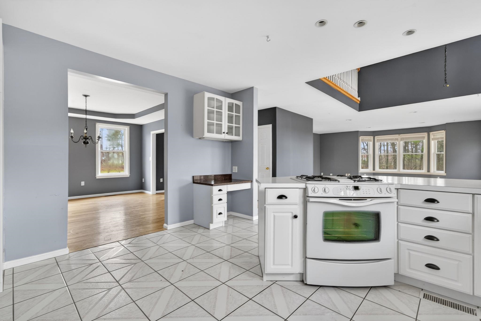 12 Leclair Dr, Hudson, NH 03051