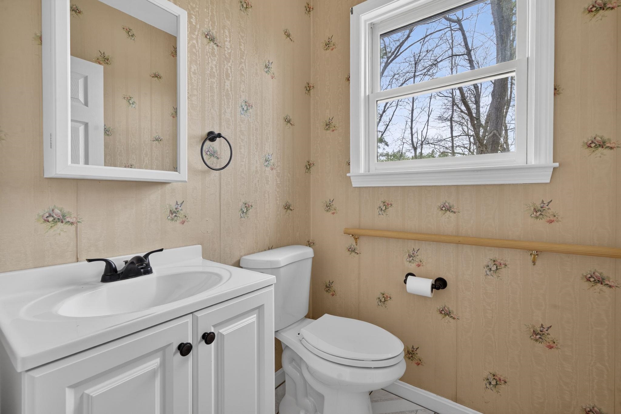 12 Leclair Dr, Hudson, NH 03051