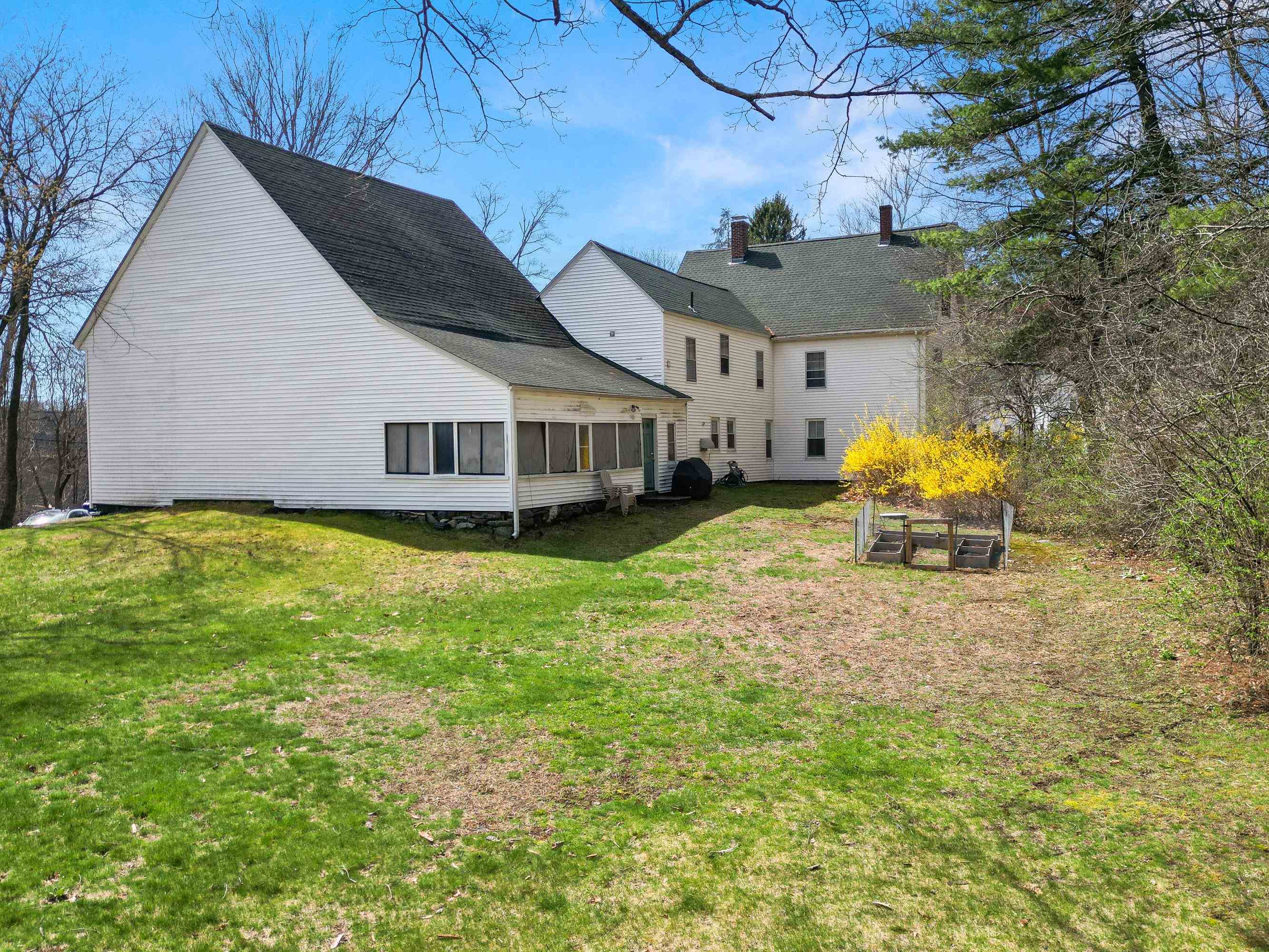 16 School St, Salem, NH 03079