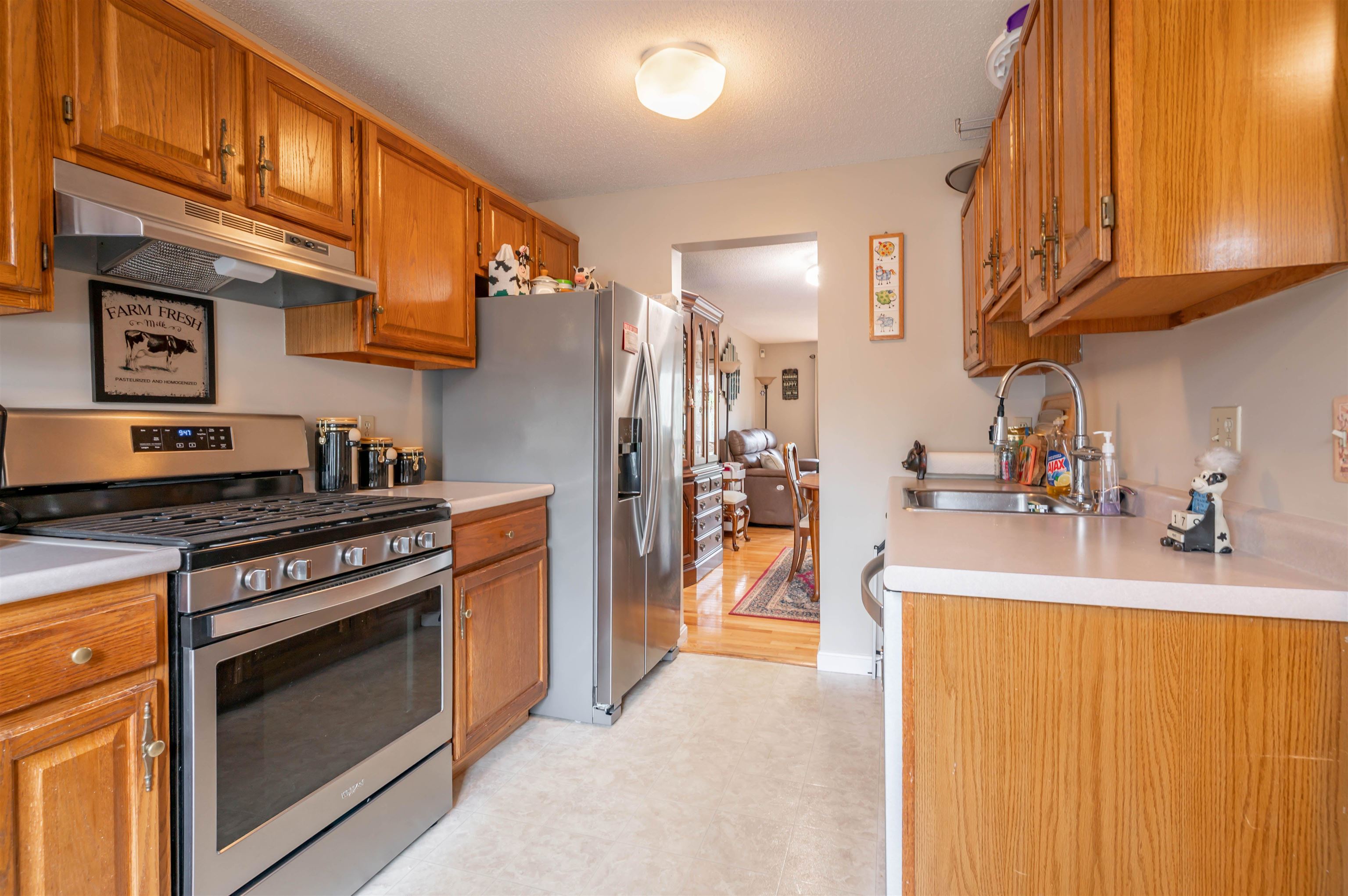 8 Bartemus Trl, Nashua, NH 03063