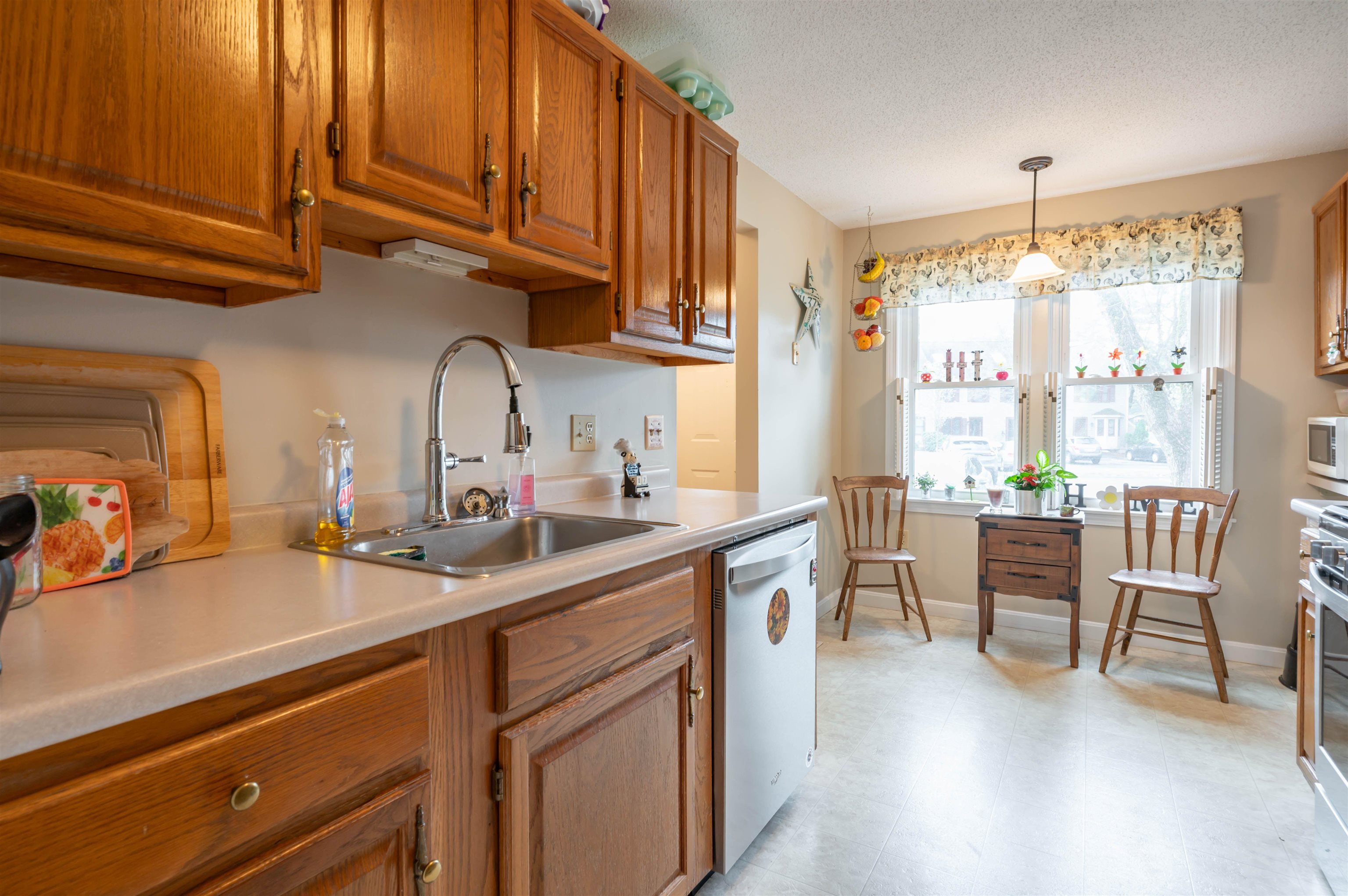 8 Bartemus Trl, Nashua, NH 03063