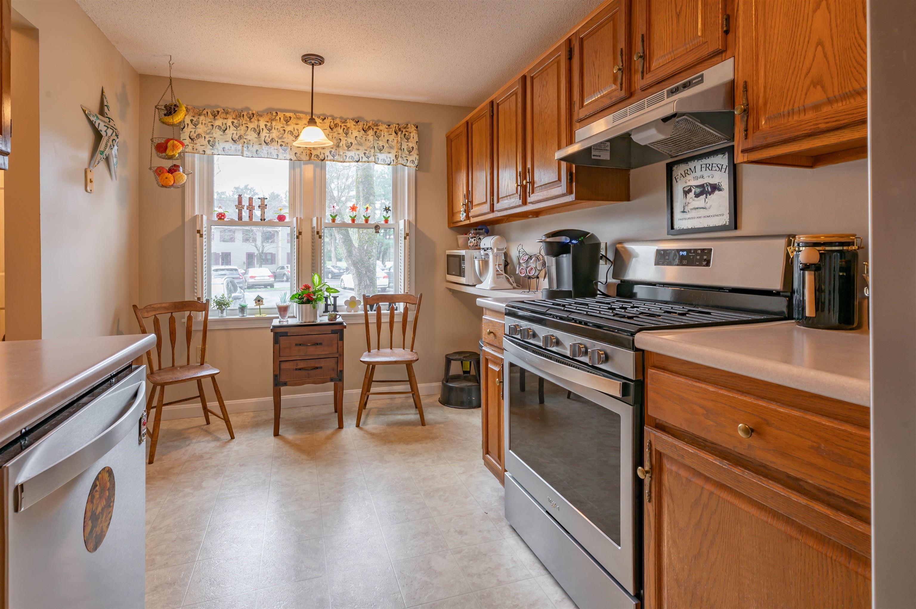 8 Bartemus Trl, Nashua, NH 03063