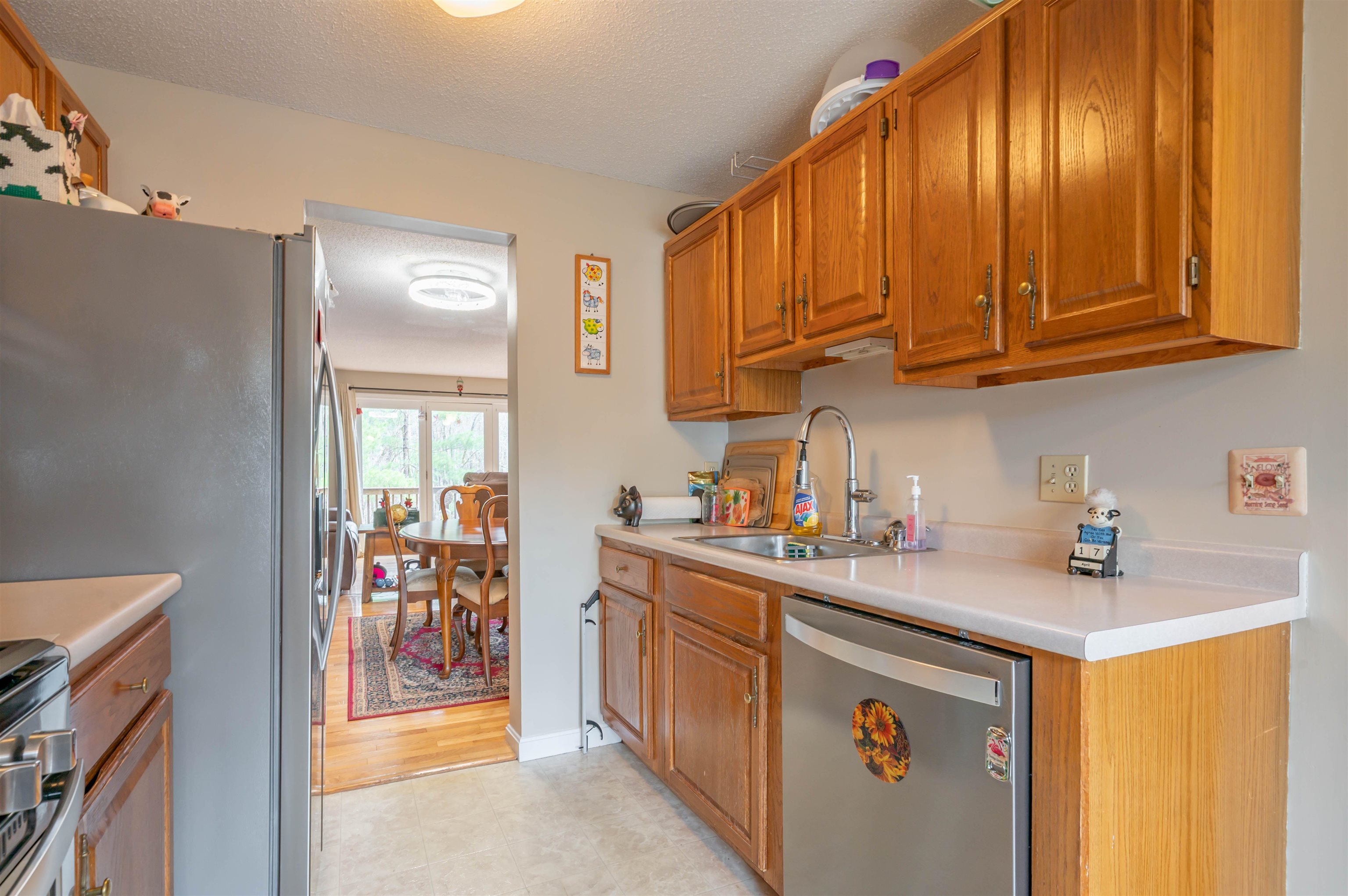 8 Bartemus Trl, Nashua, NH 03063