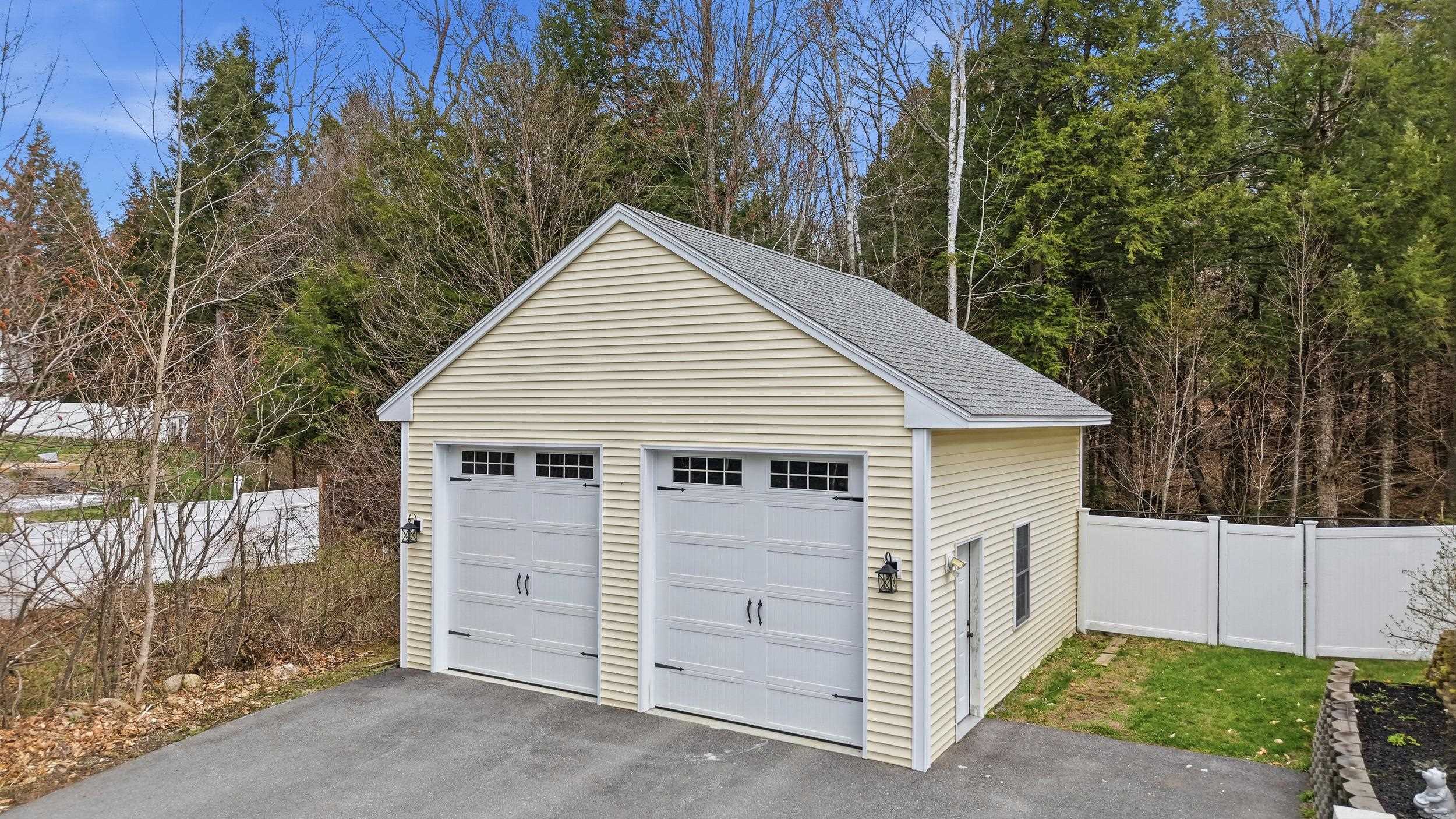 84 New Hampshire Dr, Webster, NH 03303