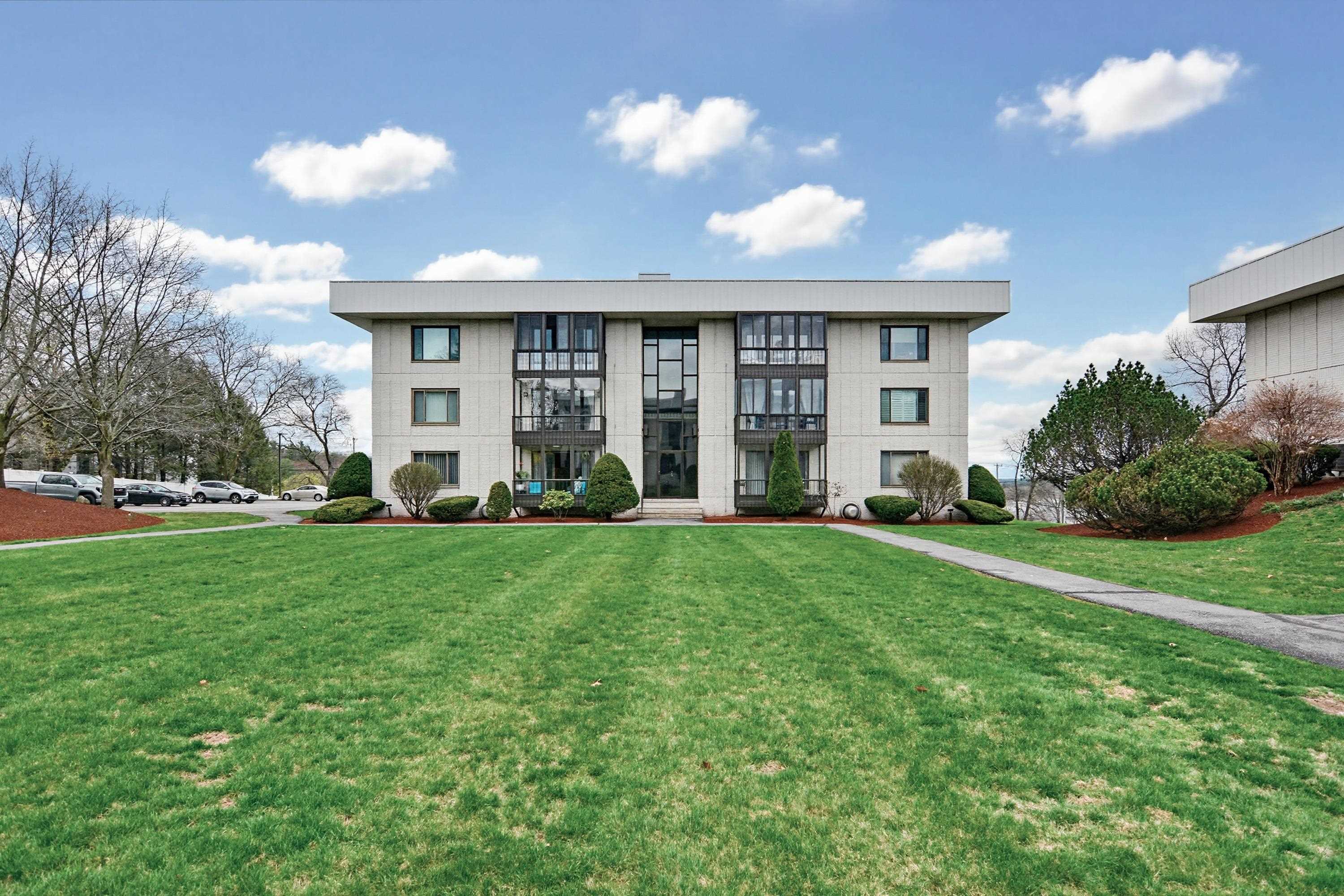 33 Spit Brook Rd, Nashua, NH 03060