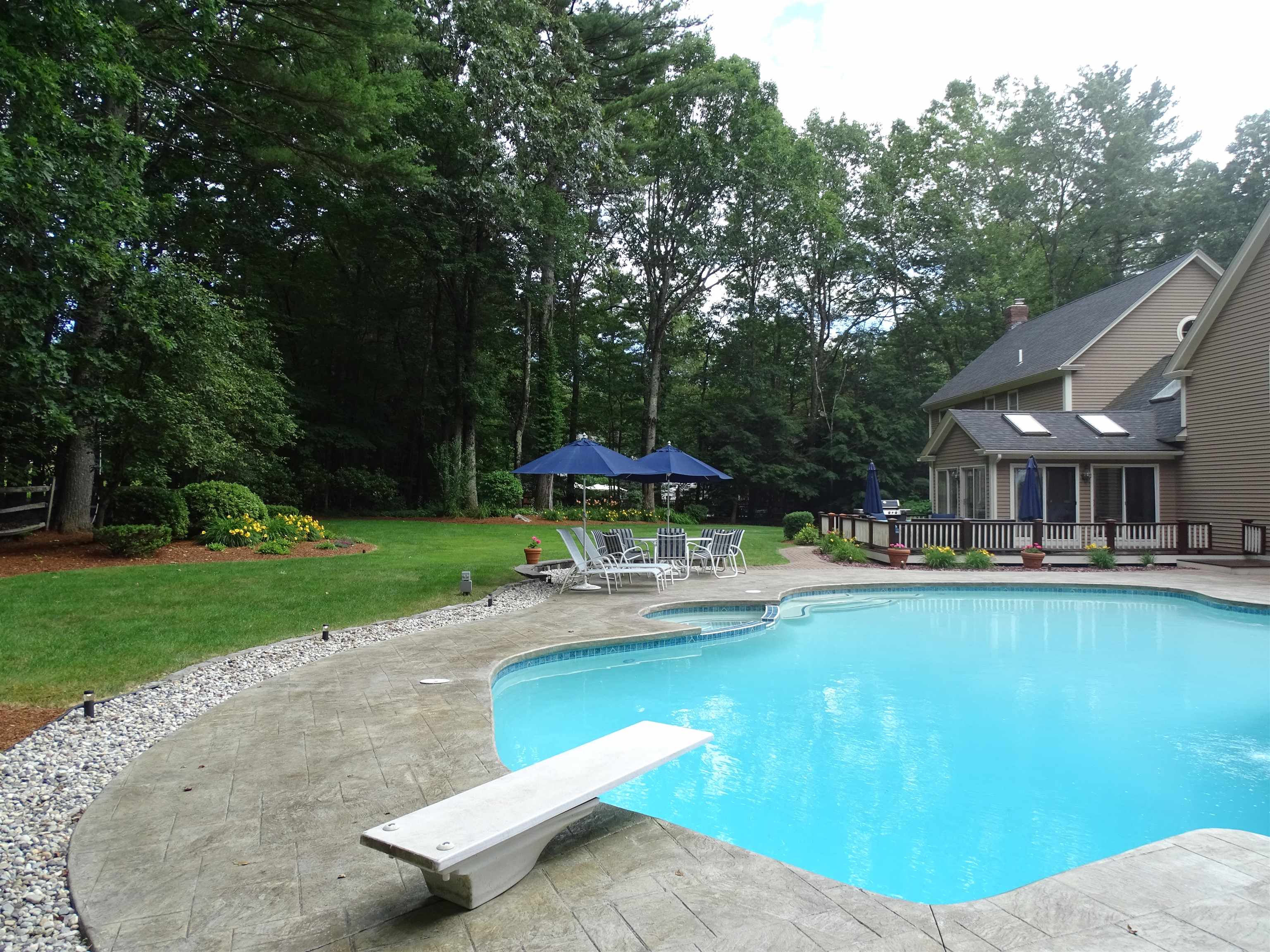 18 Hawthorne Rd, Windham, NH 03087