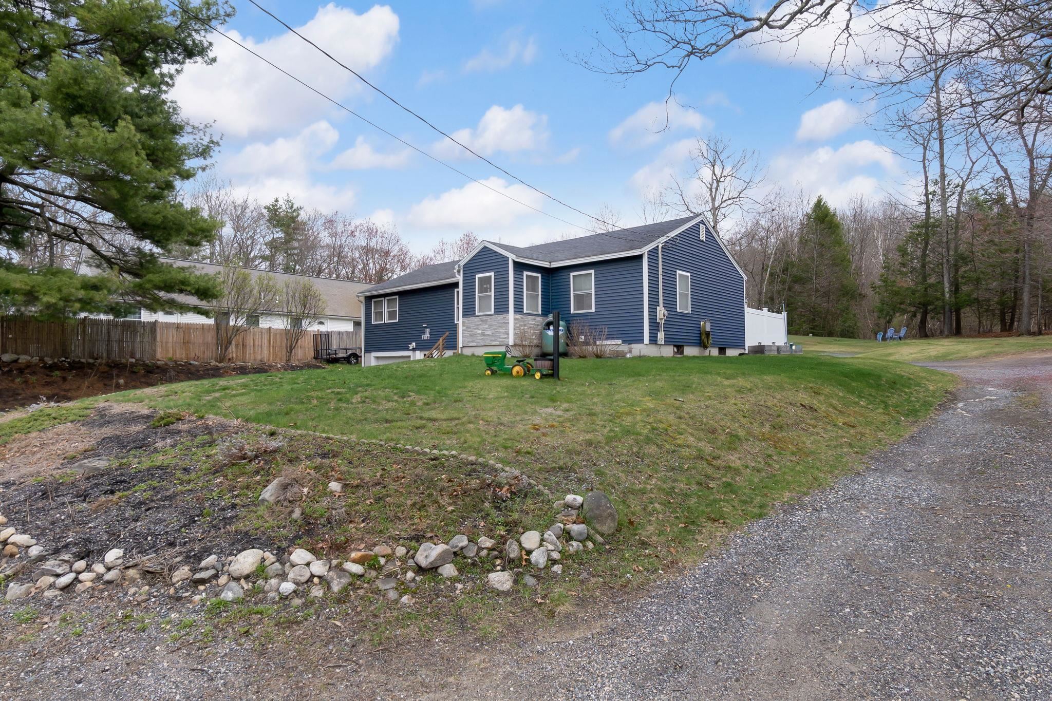 182 S Main St, Newton, NH 03858
