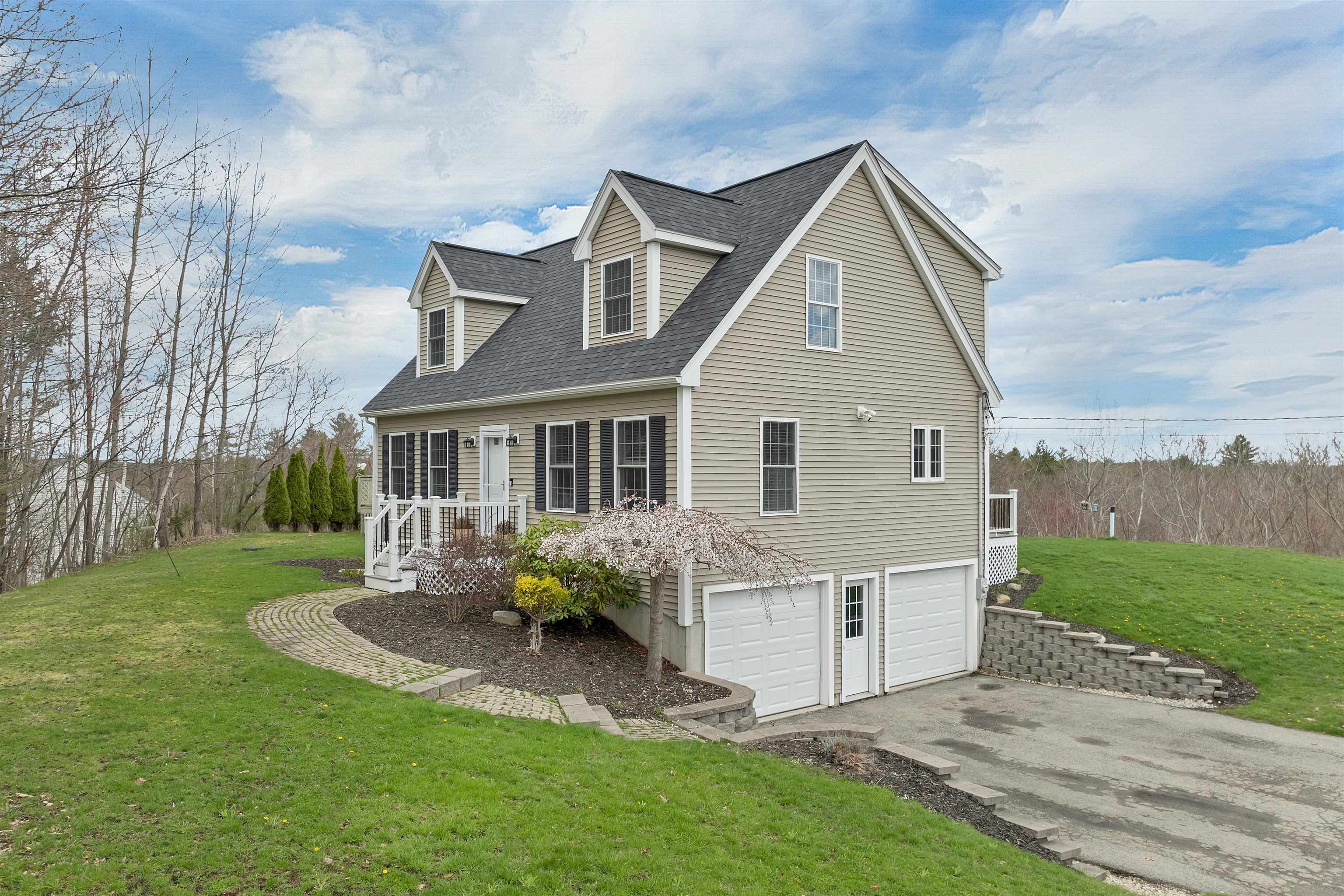 89 Pond St, Newton, NH 03858