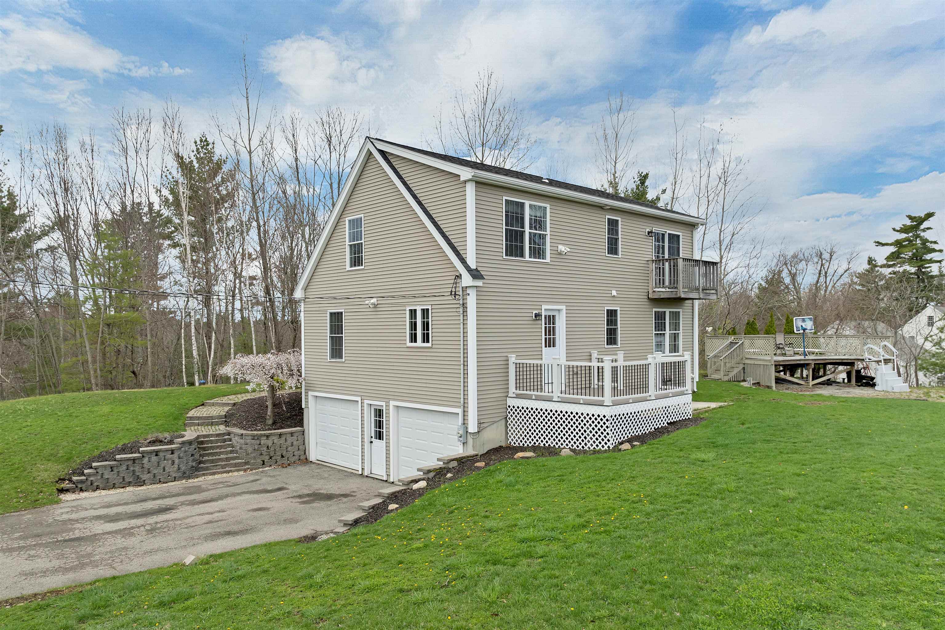 89 Pond St, Newton, NH 03858