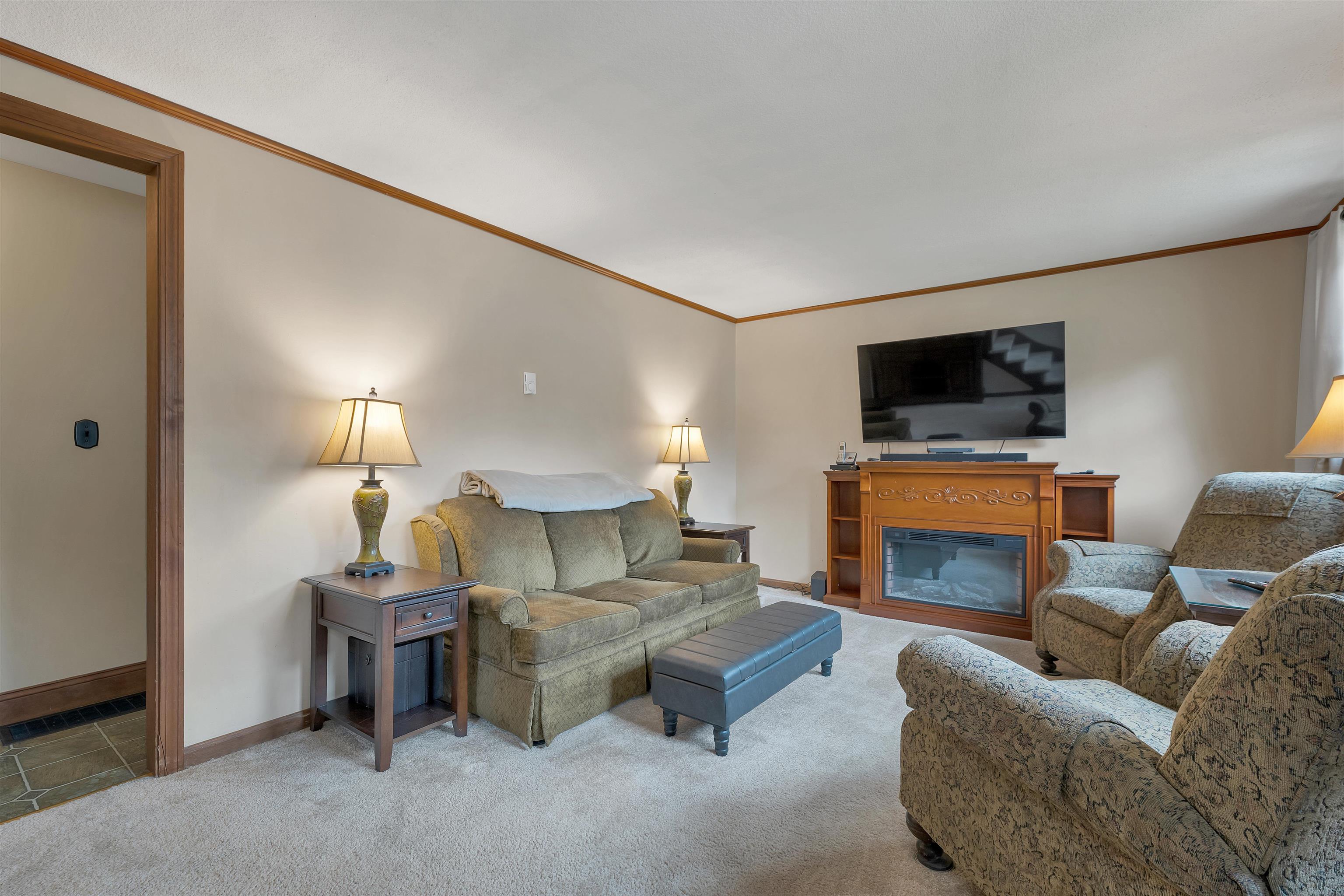 53 Mammoth Rd, Londonderry, NH 03053