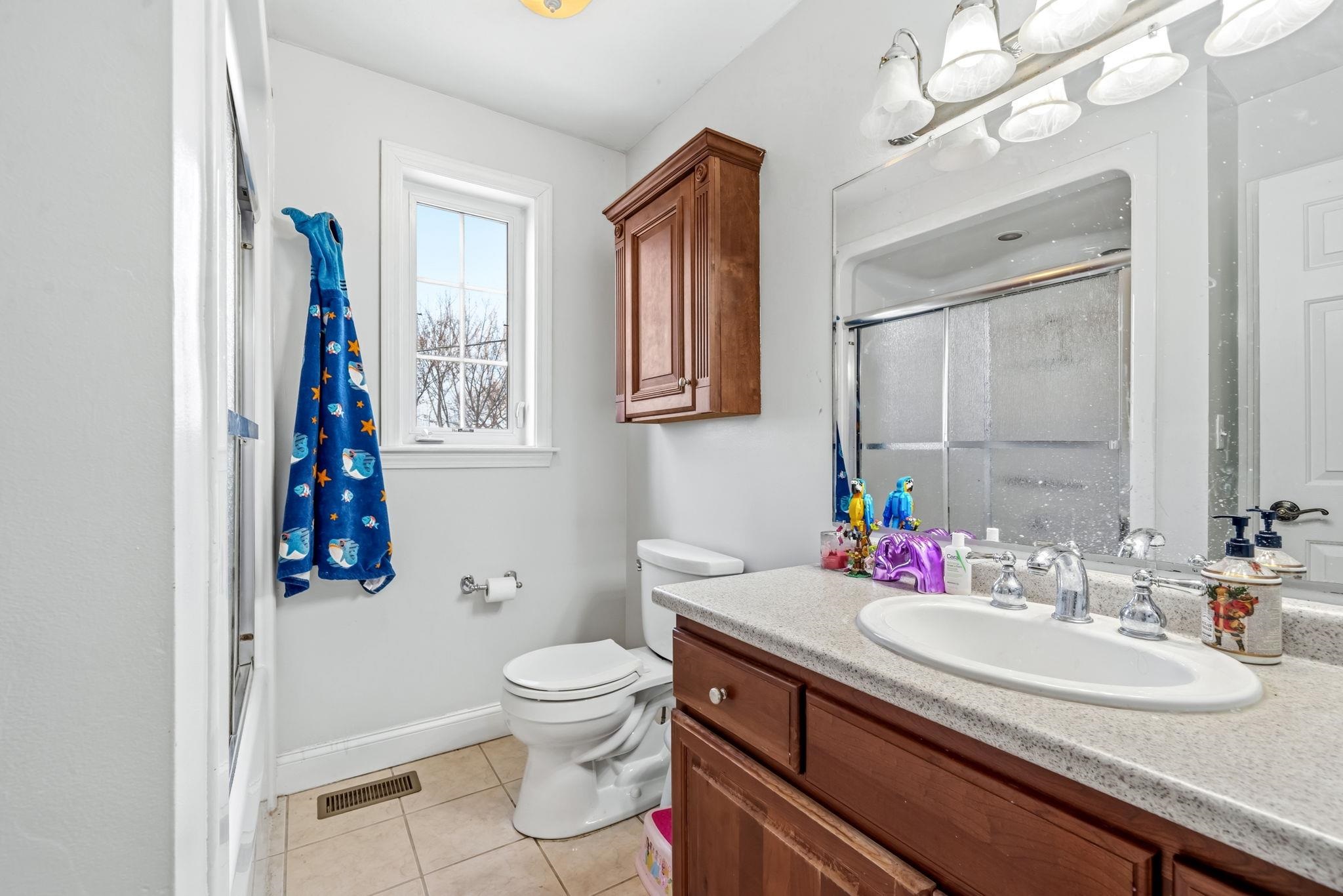 UNIT A FULL BATHROOM