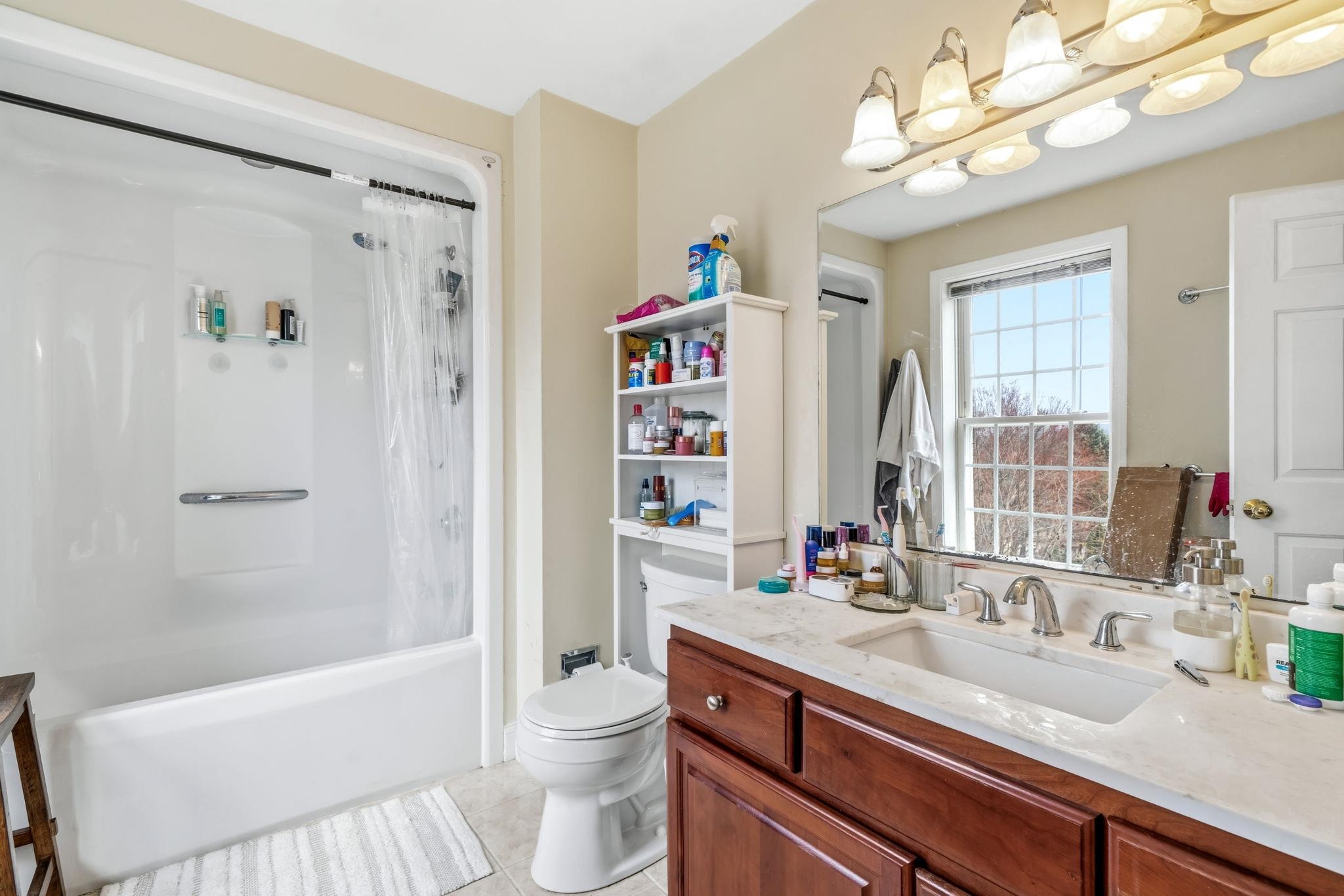 UNIT B MASTER BATHROOM