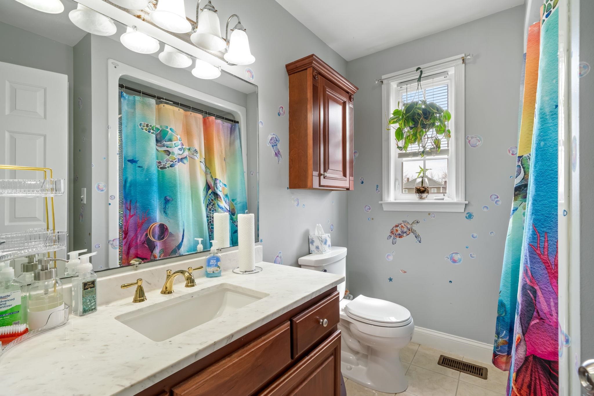 UNIT B FULL BATHROOM