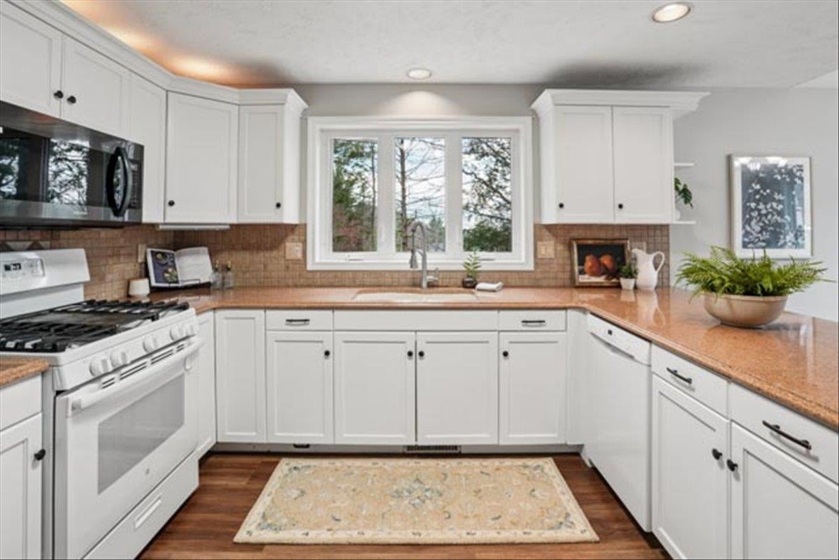 137 Peele Rd, Nashua, NH 03062