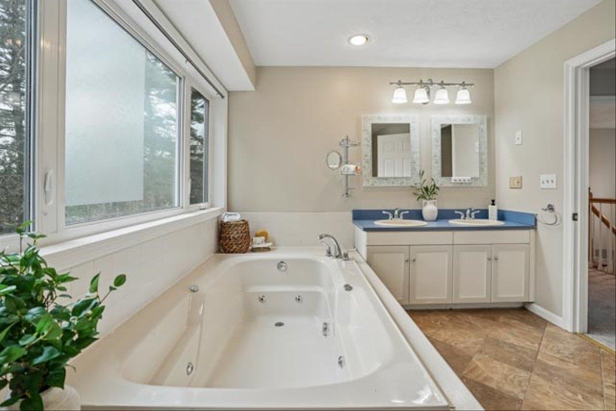 137 Peele Rd, Nashua, NH 03062