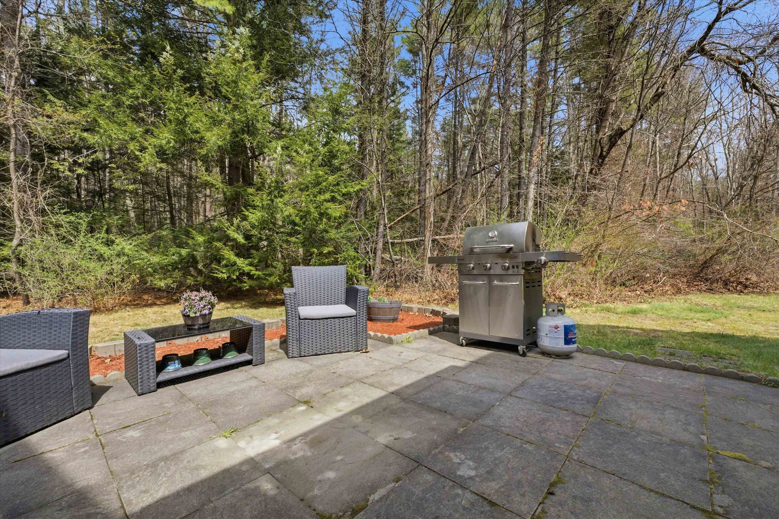 16 Kearns Dr, Merrimack, NH 03054