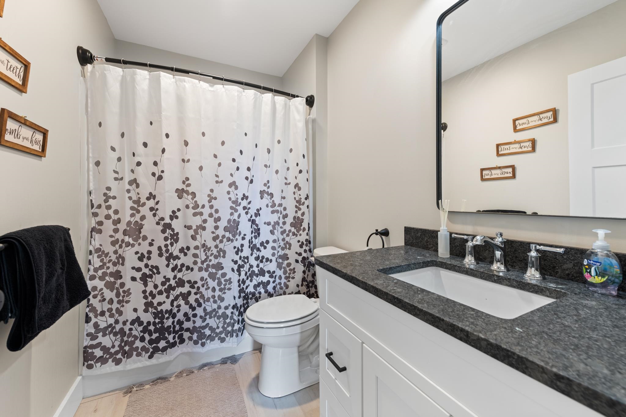 2nd Upstairs Bathroom