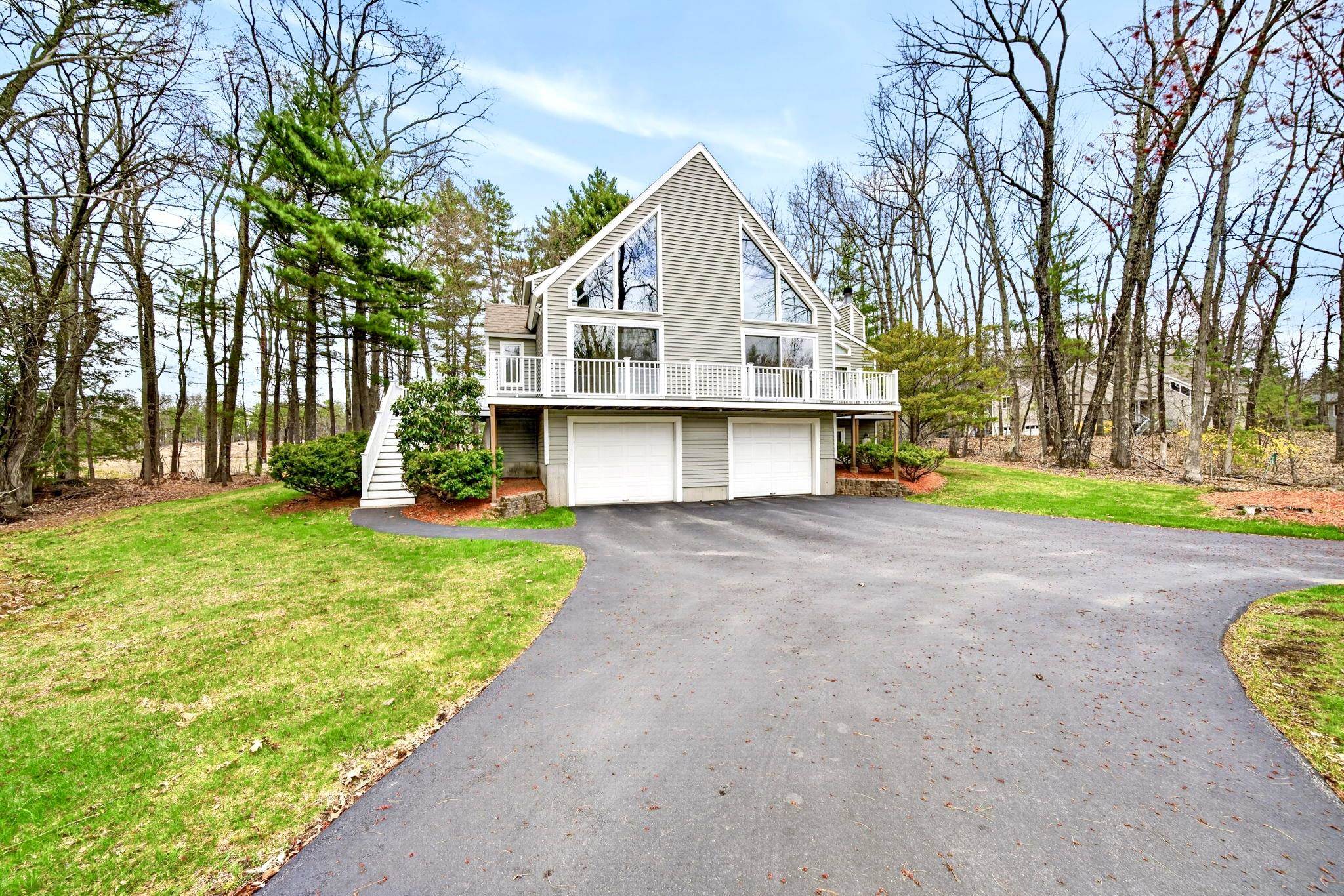 12 Snowflake Ln, Londonderry, NH 03053