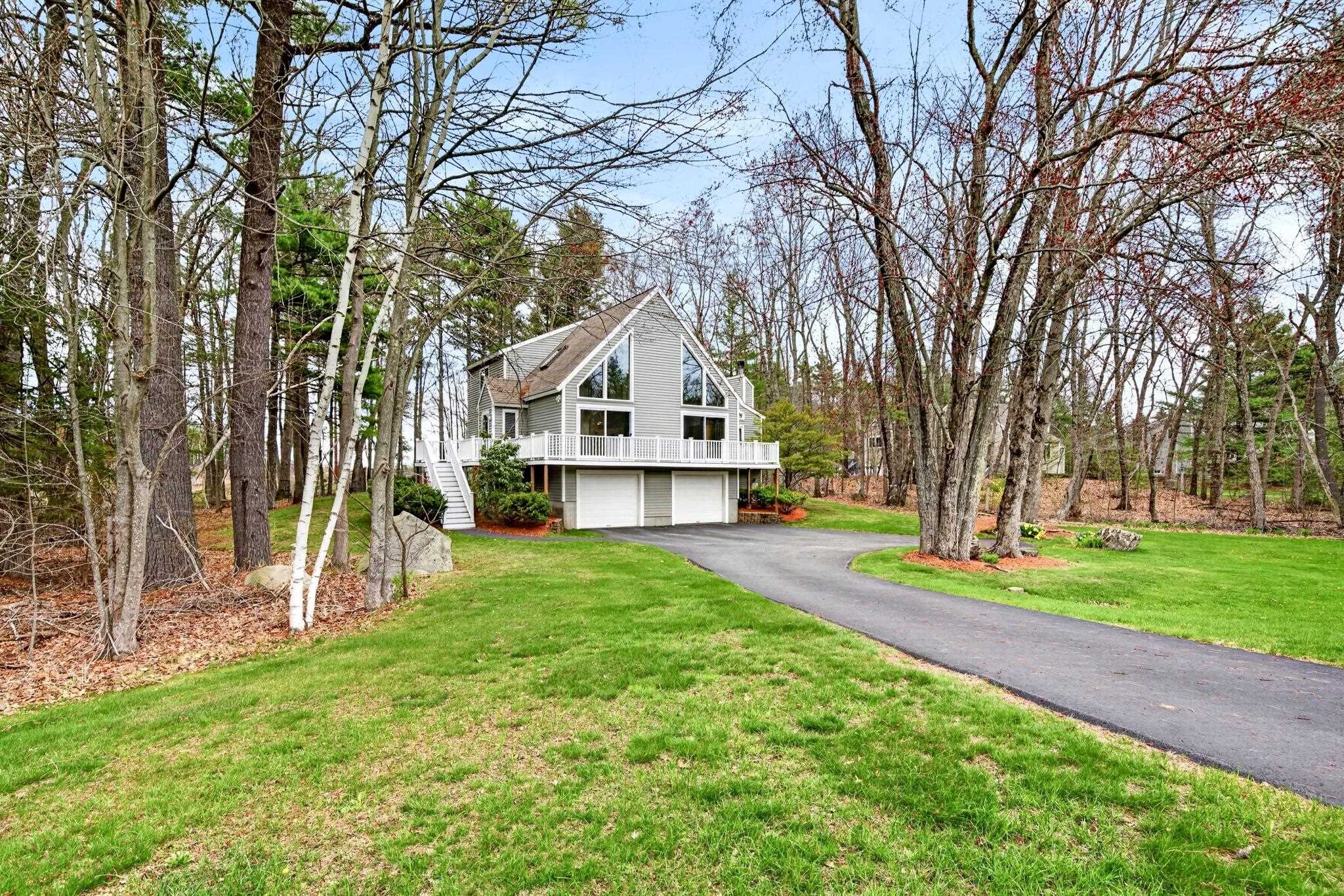 12 Snowflake Ln, Londonderry, NH 03053