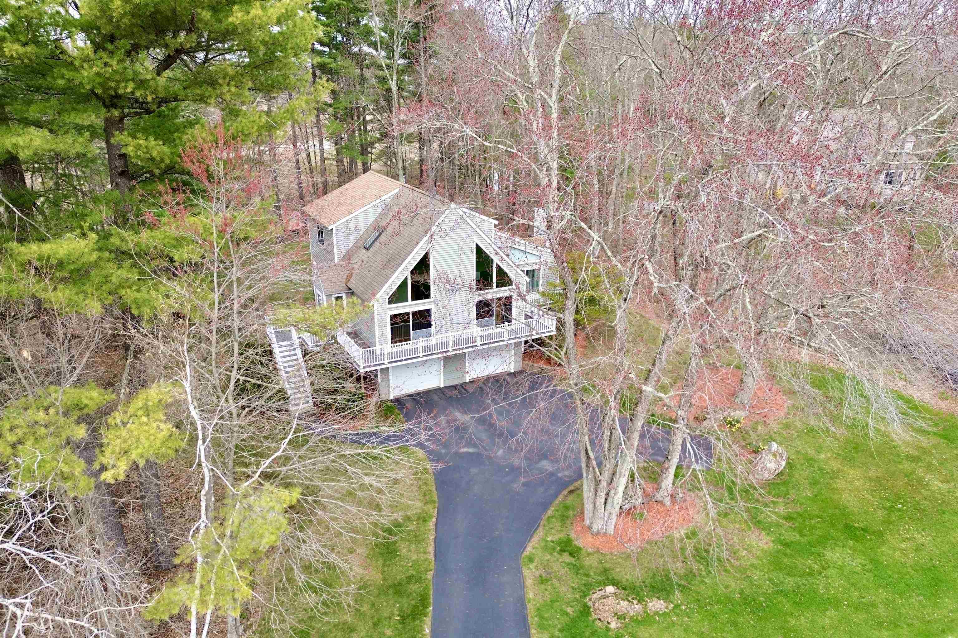 12 Snowflake Ln, Londonderry, NH 03053