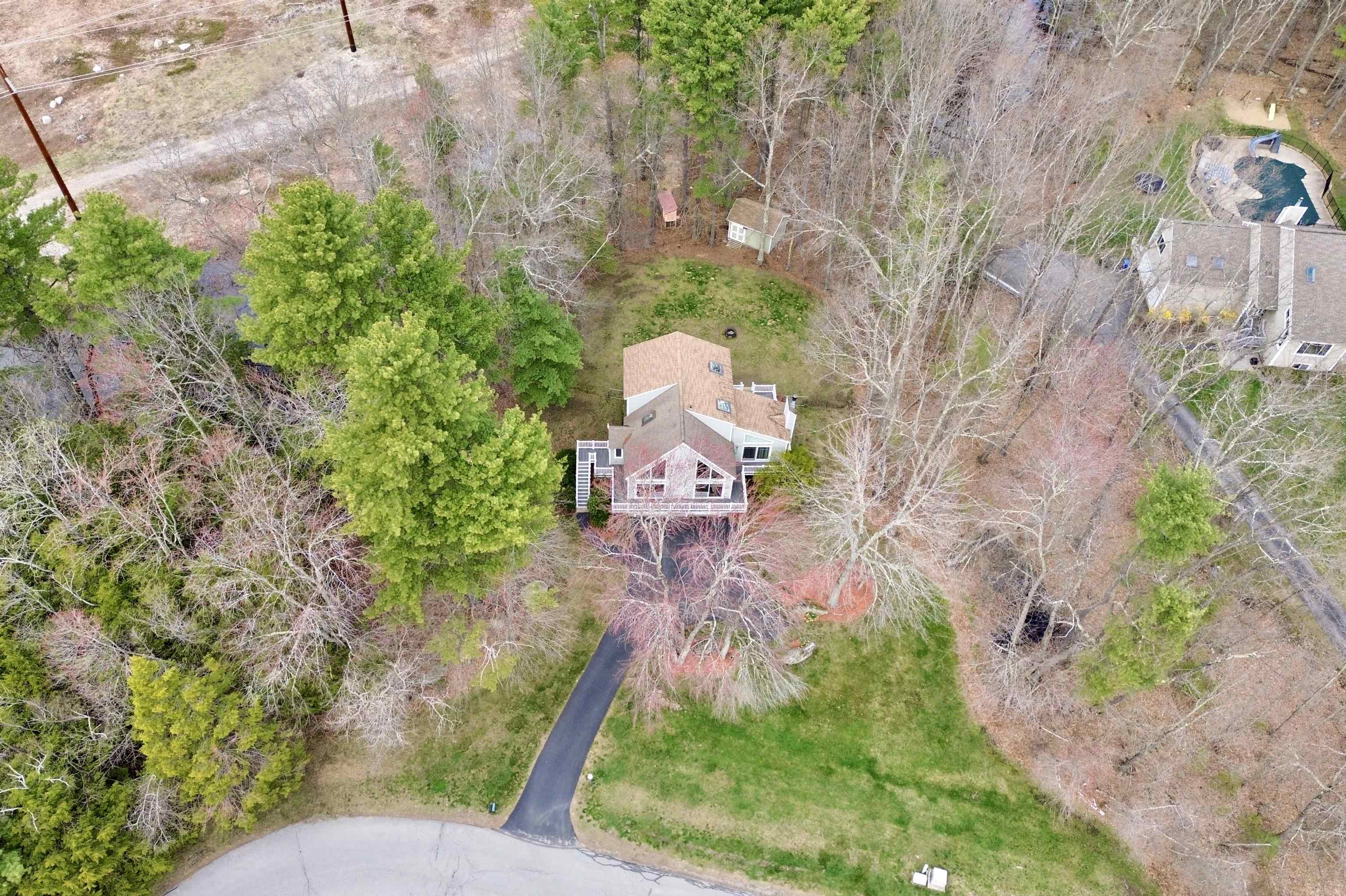 12 Snowflake Ln, Londonderry, NH 03053