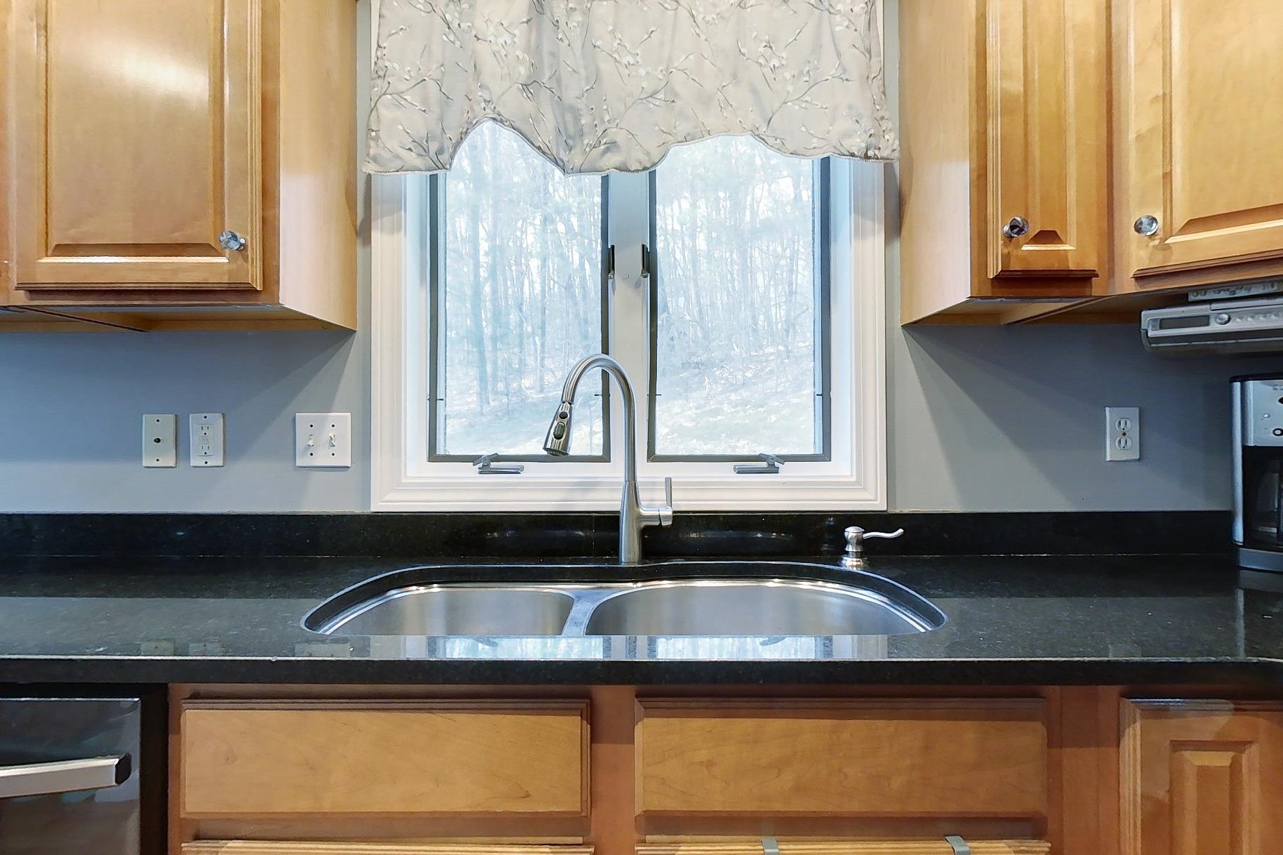 21 Gloucester Ln, Nashua, NH 03063