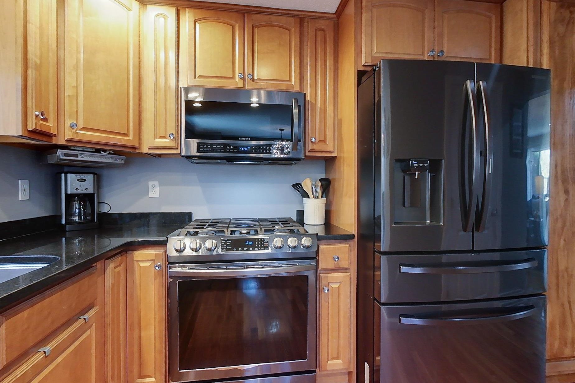 21 Gloucester Ln, Nashua, NH 03063