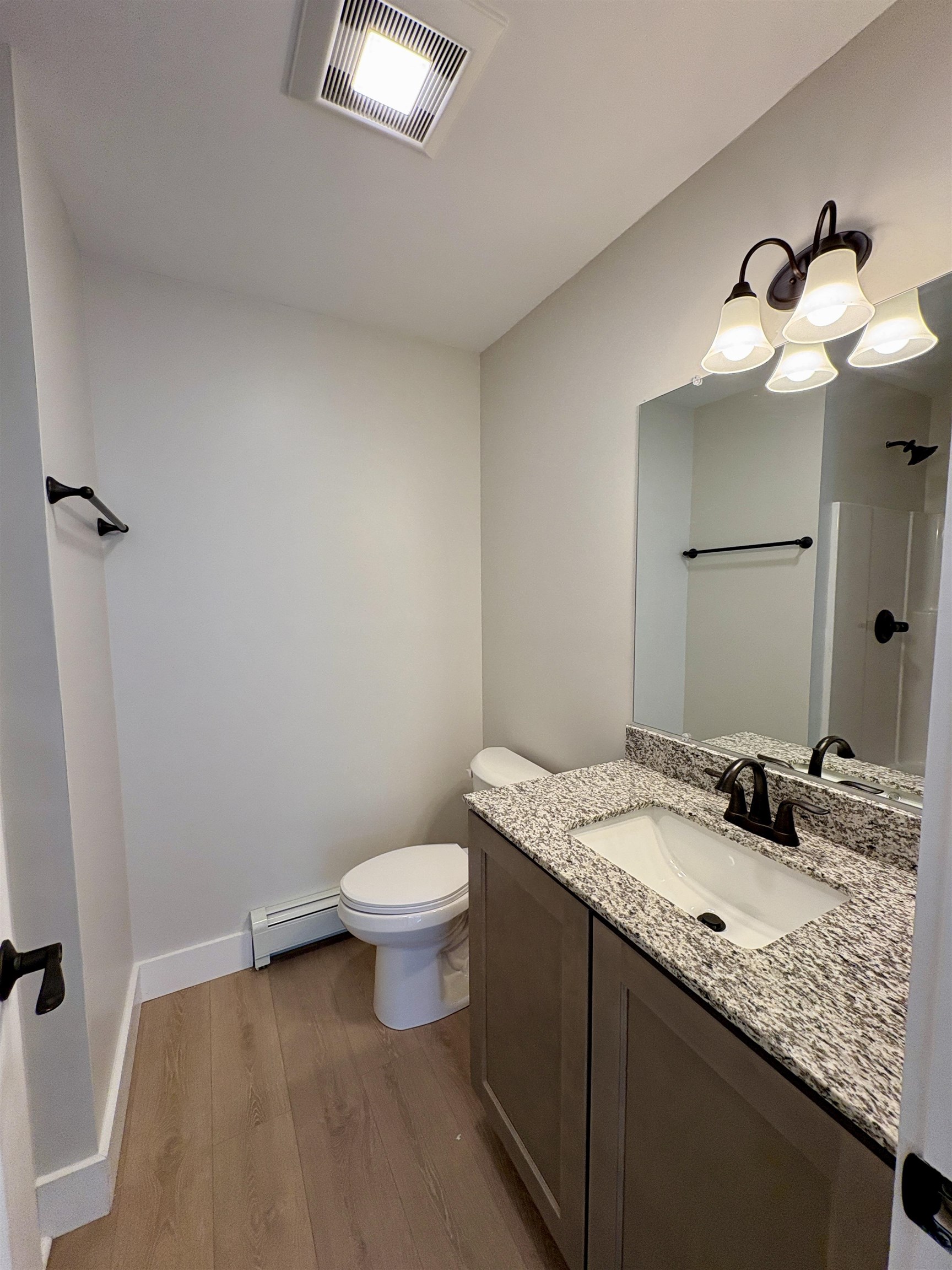 ensuite bath with granite counters 24927513