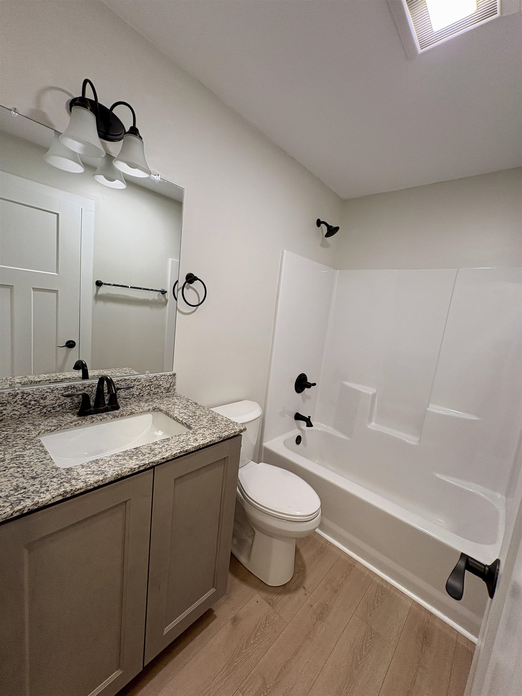 shared bath 24927518