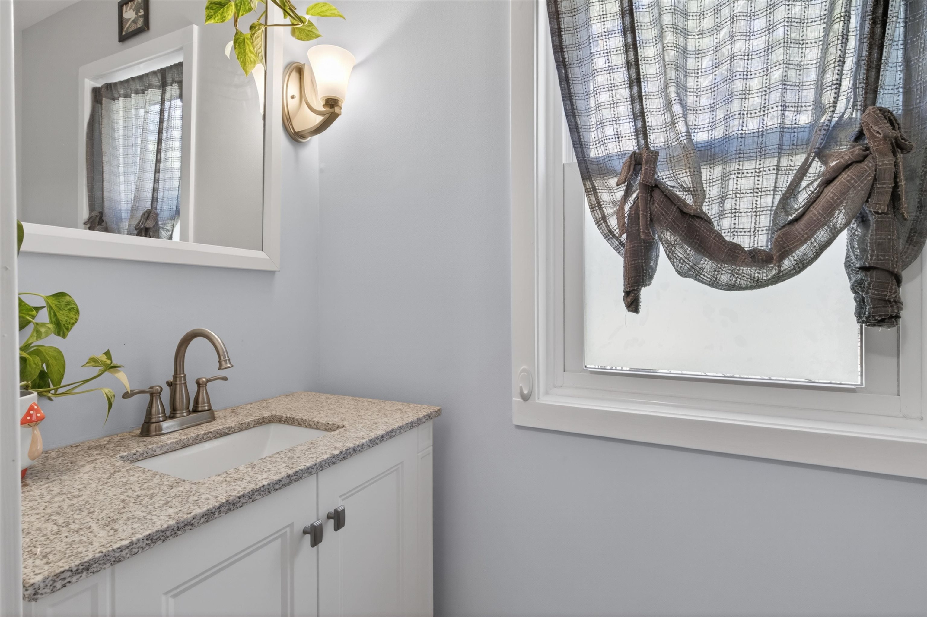 24 Swaan Dr, Lee, NH 03861