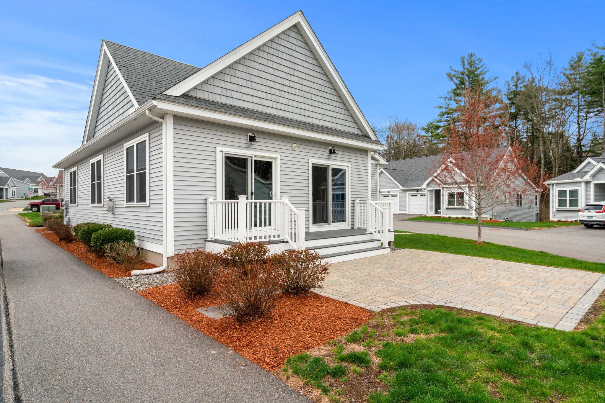 27 Abenaki Cir, Merrimack, NH 03054