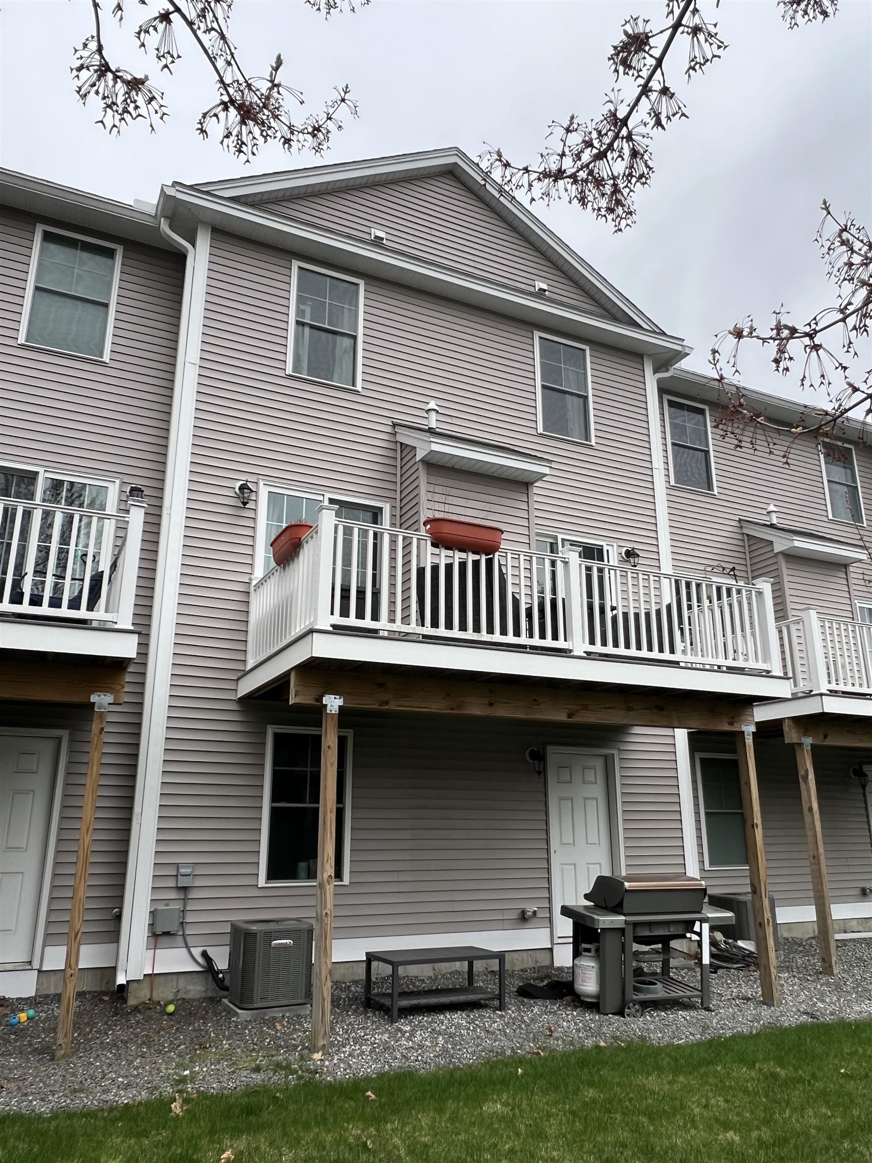 18 Dumaine Ave, Nashua, NH 03063