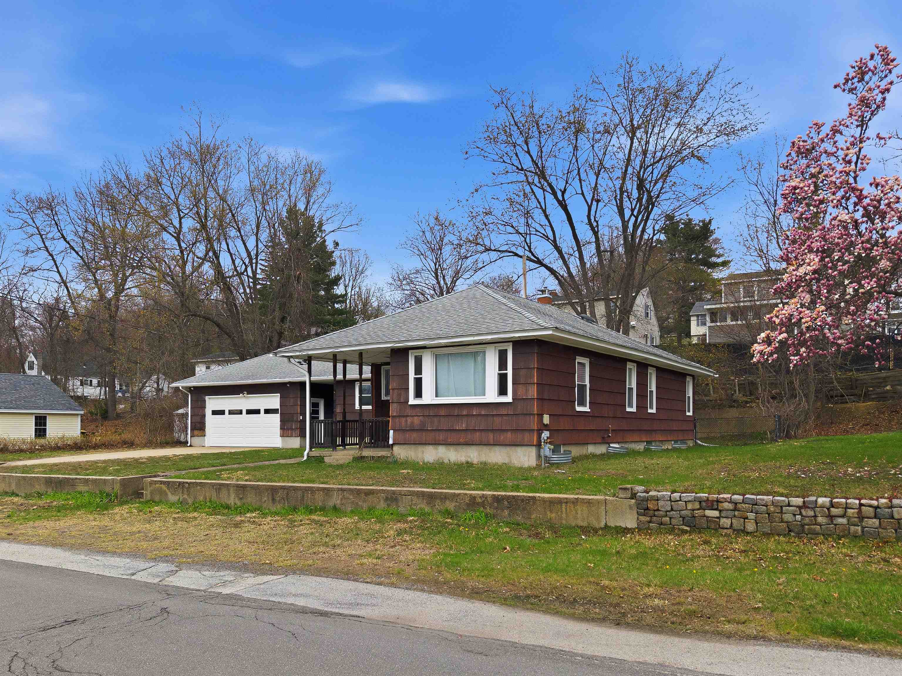 58 President Rd, Manchester, NH 03103