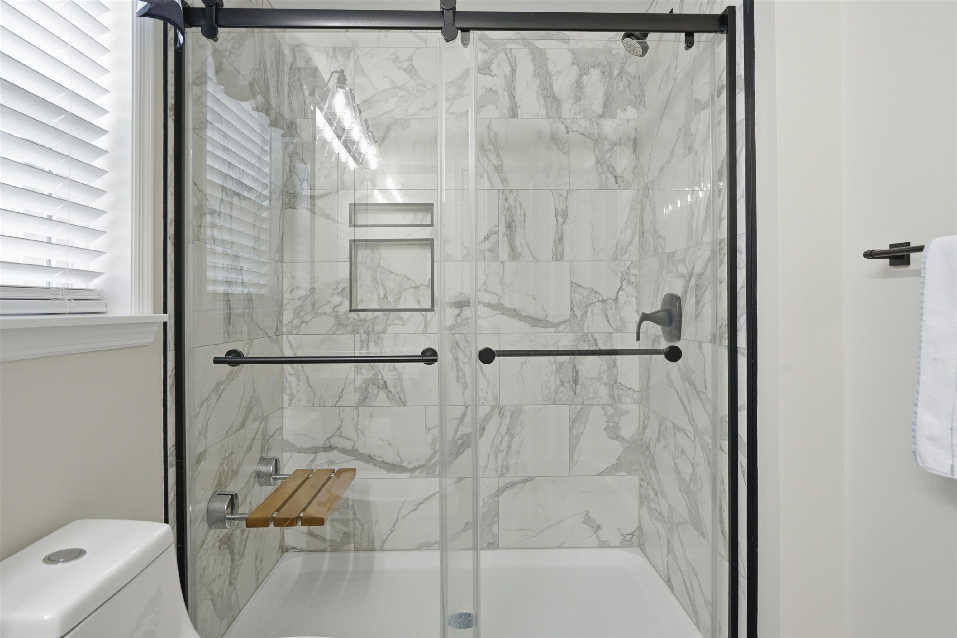 16 Shilah Dr, Derry, NH 03038