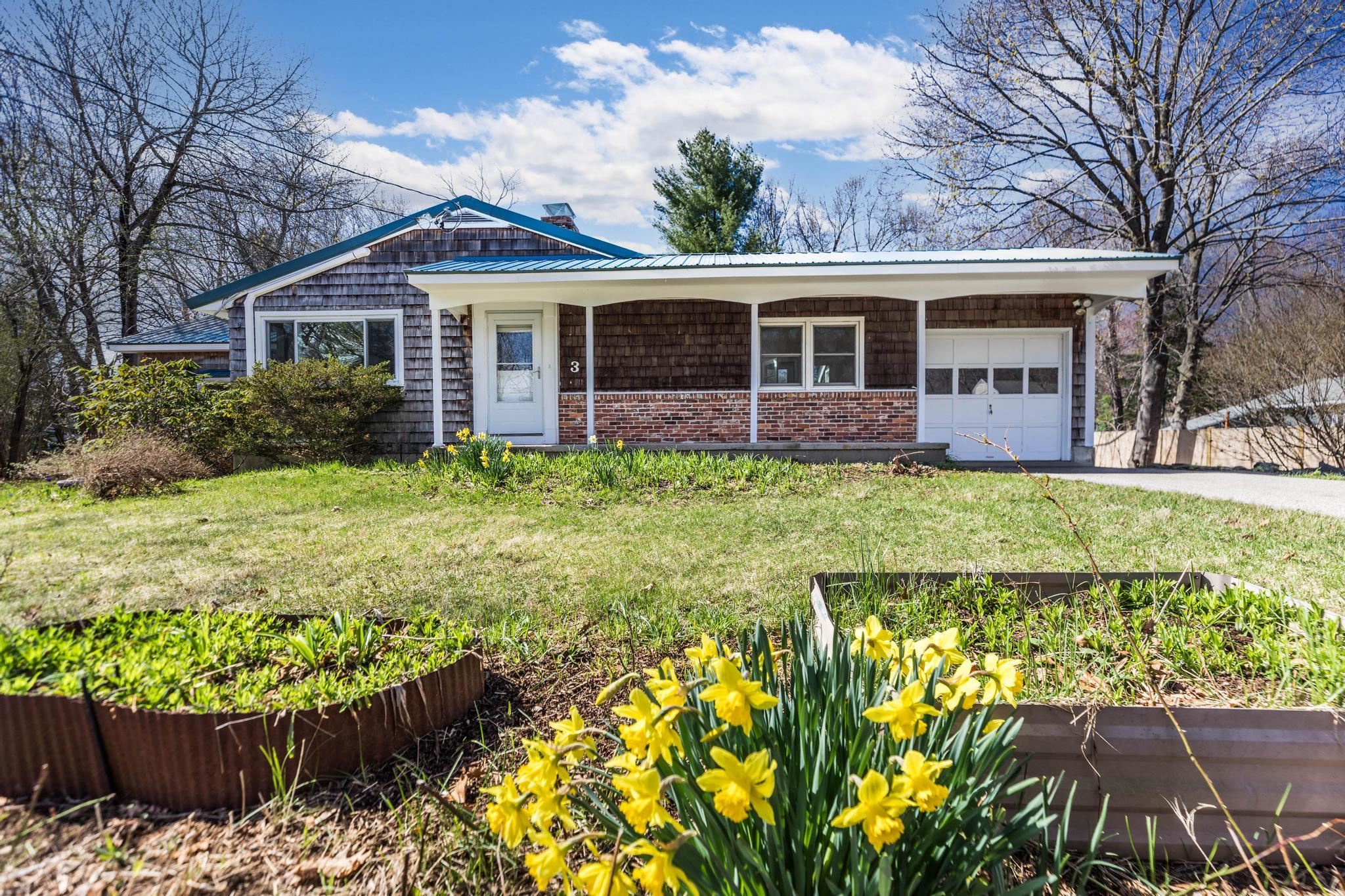 3 Mark Ave, Stratham, NH 03885