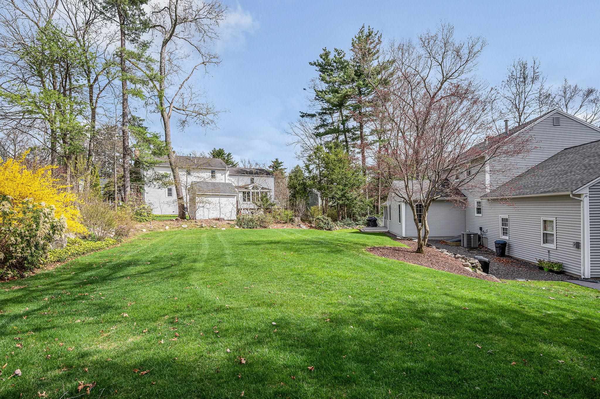 31 Hyacinth Dr, Nashua, NH 03062