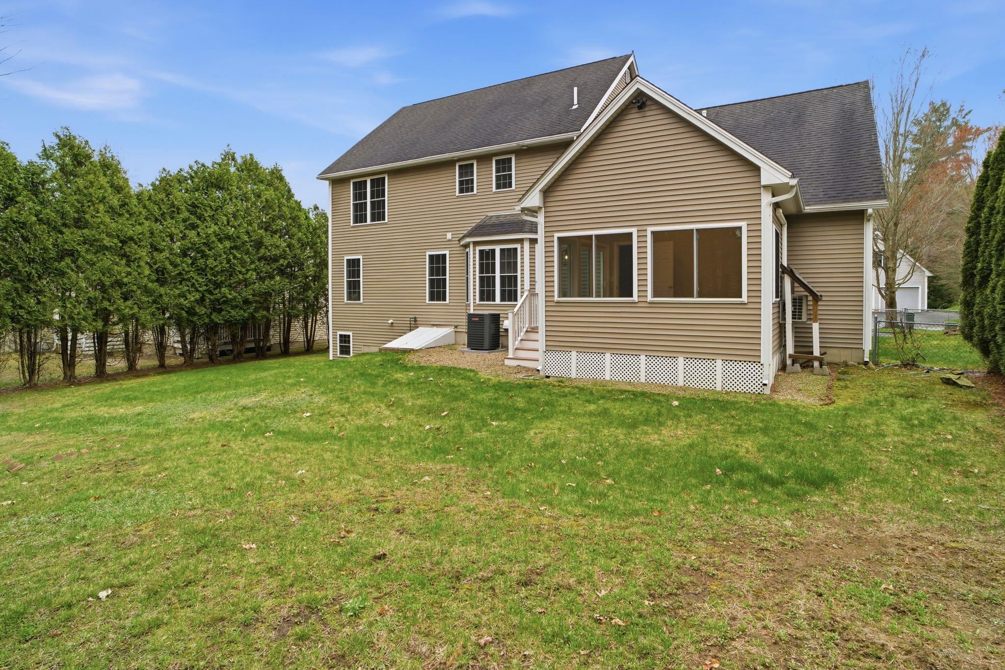 46 Cherrywood Dr, Nashua, NH 03062